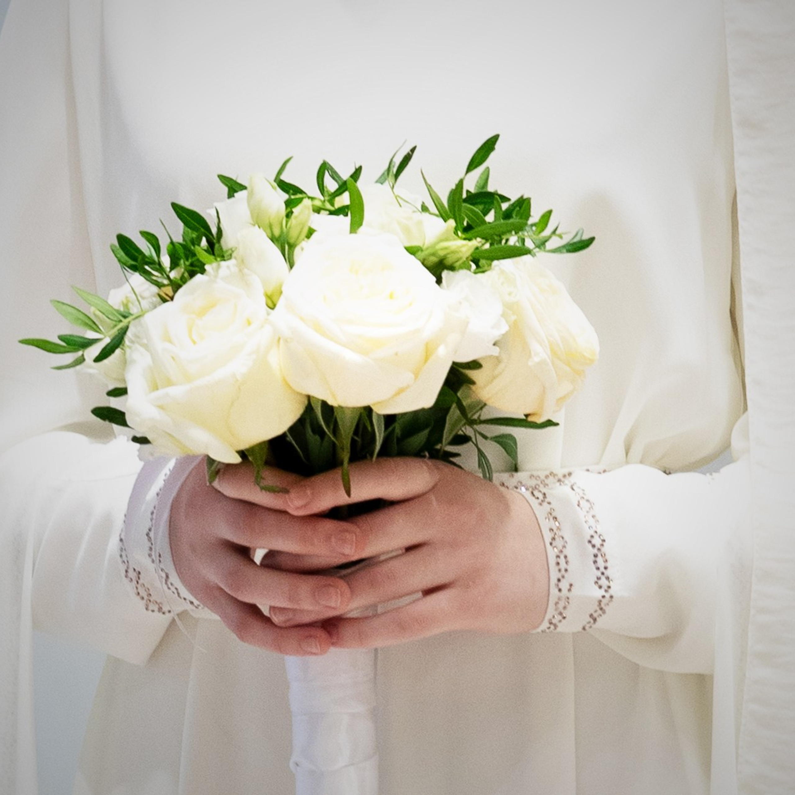 свадебная фотосессия где девушка держит букет цветов