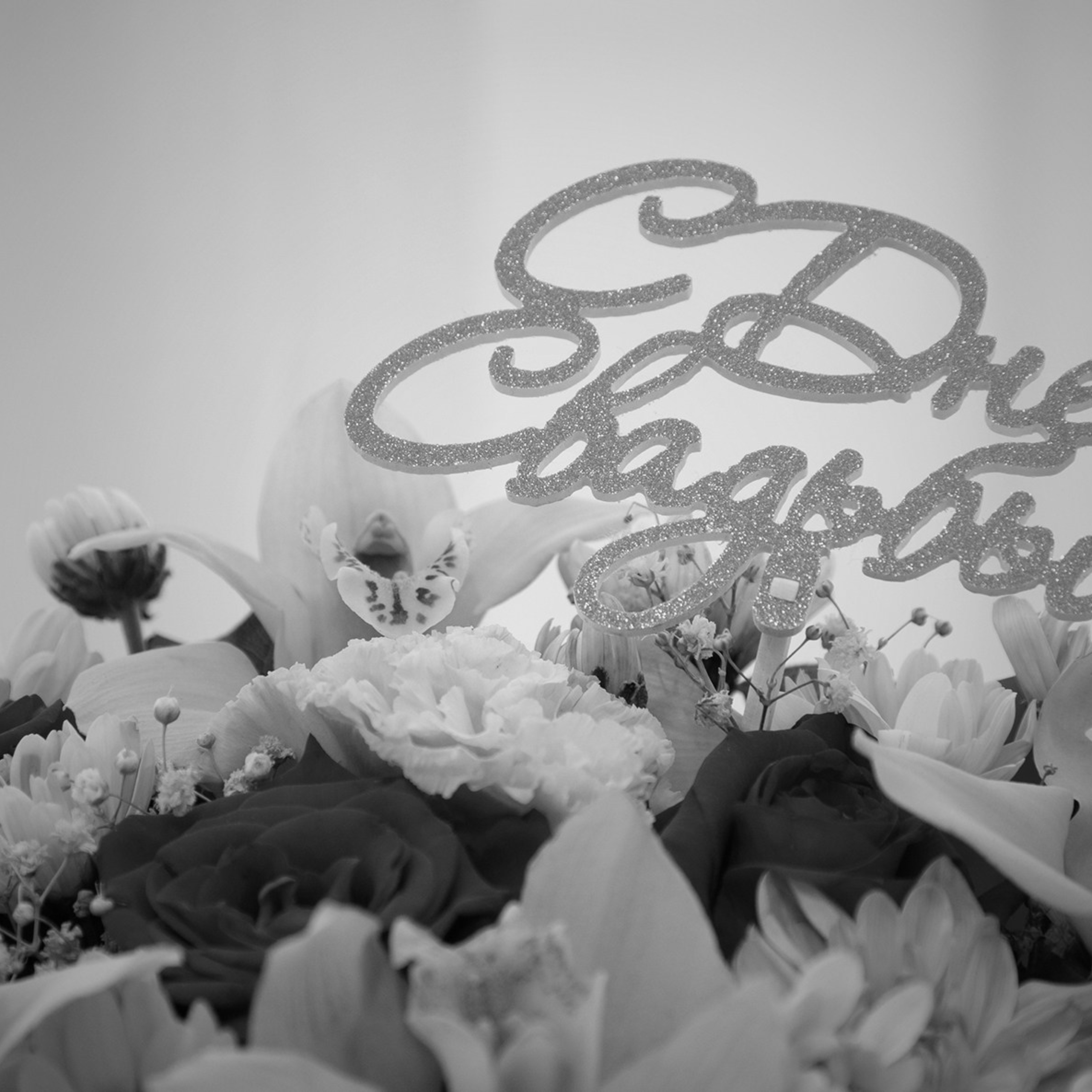 черно белое свадебное фото букет цветов 