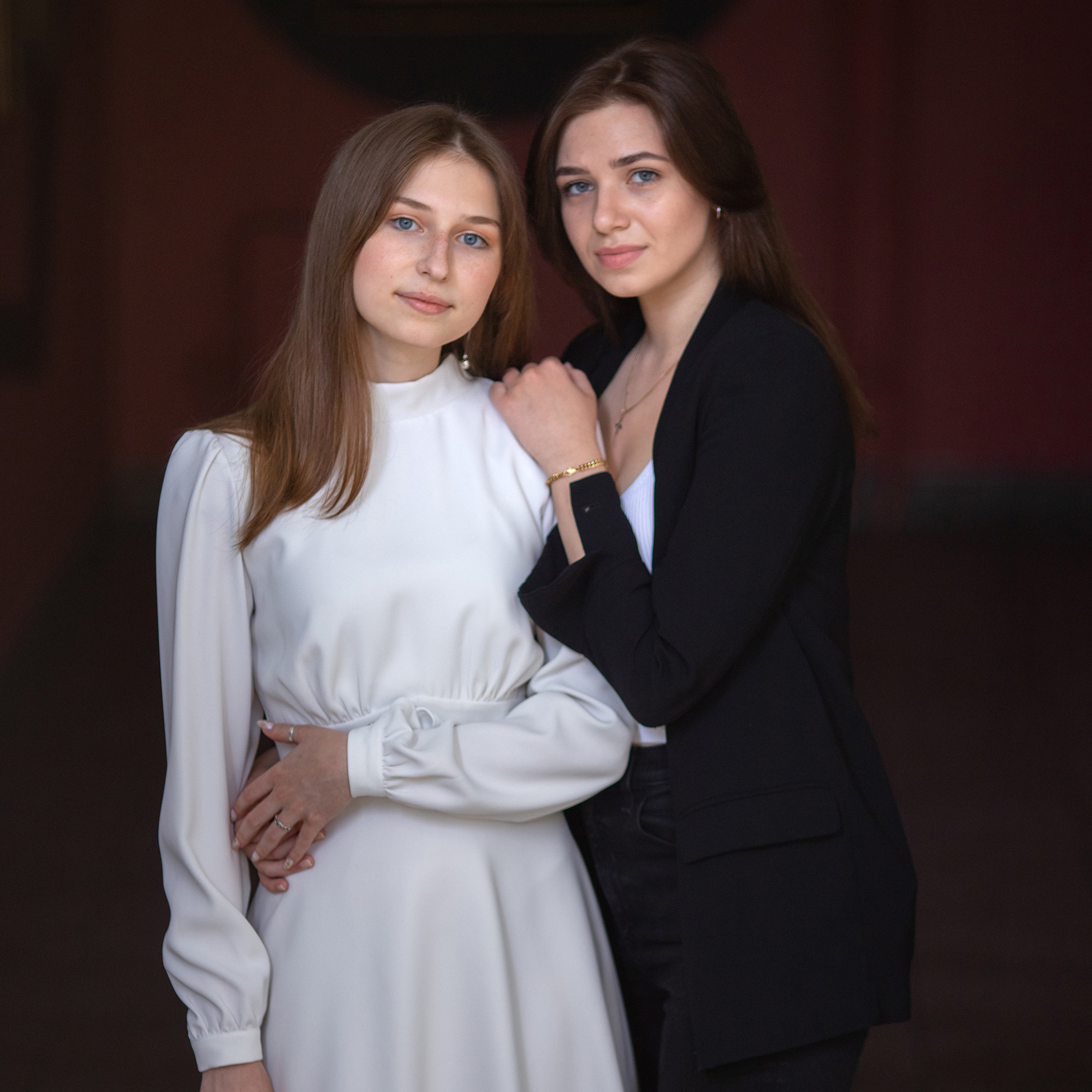 Старшеклассницы в школе на фотосессии для выпускного альбома