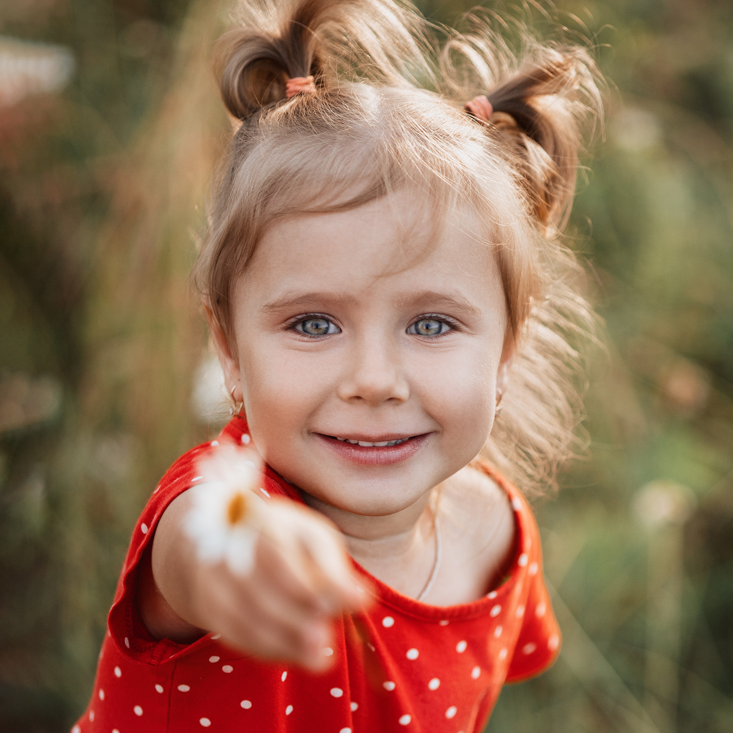 Мама и дочка в ромашковом поле