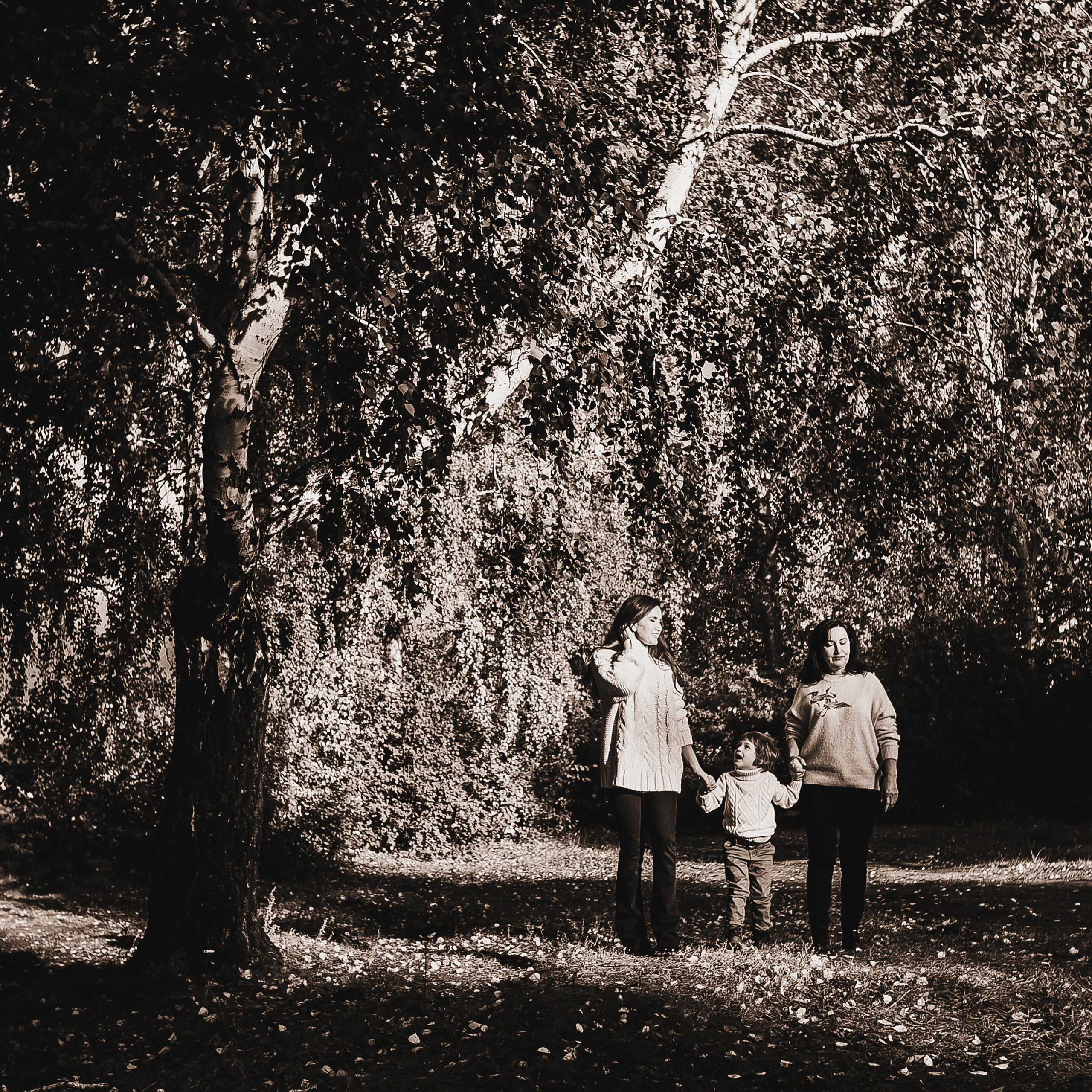 Даня, мама и бабушка. Осенний пейзаж.