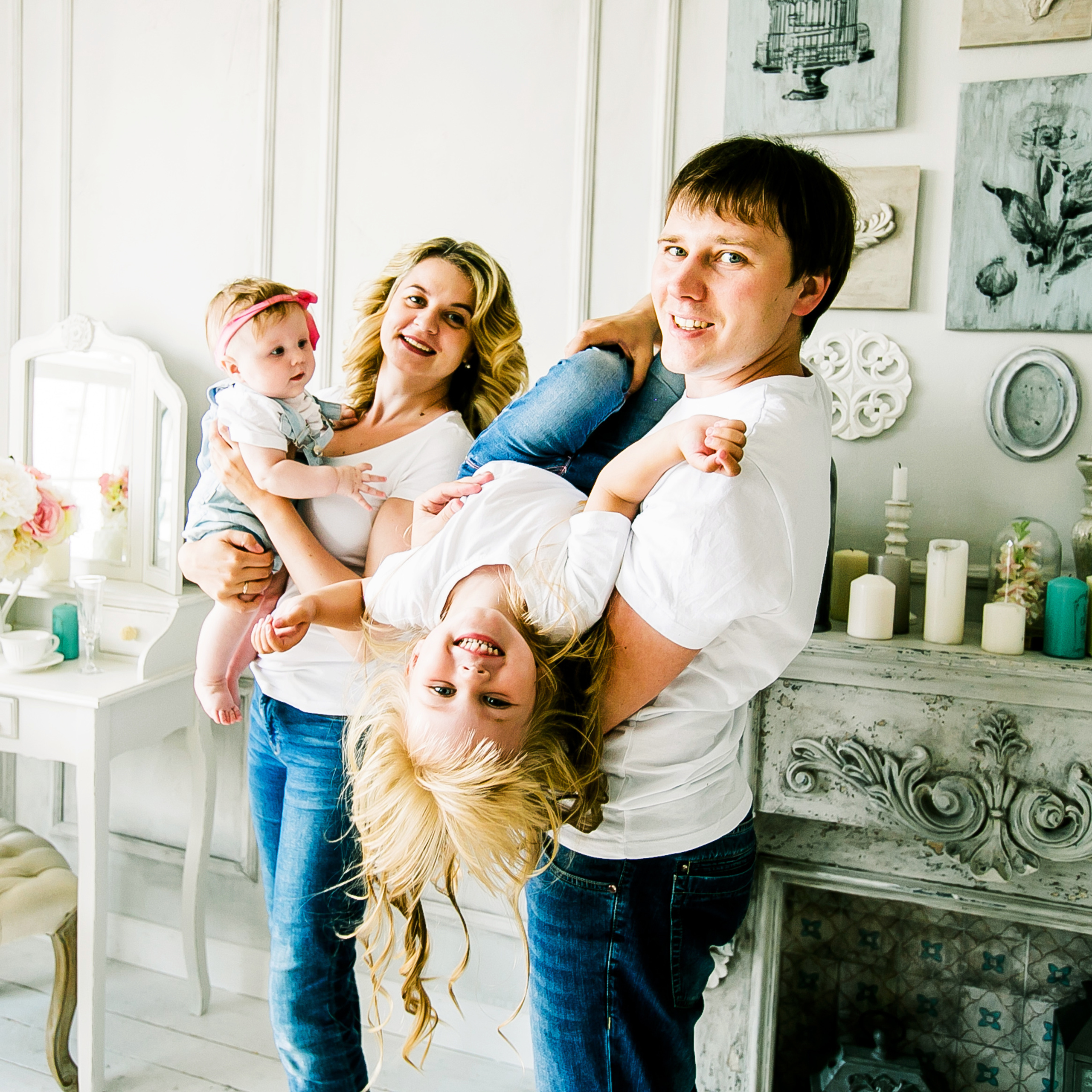 Семья в воздухе.