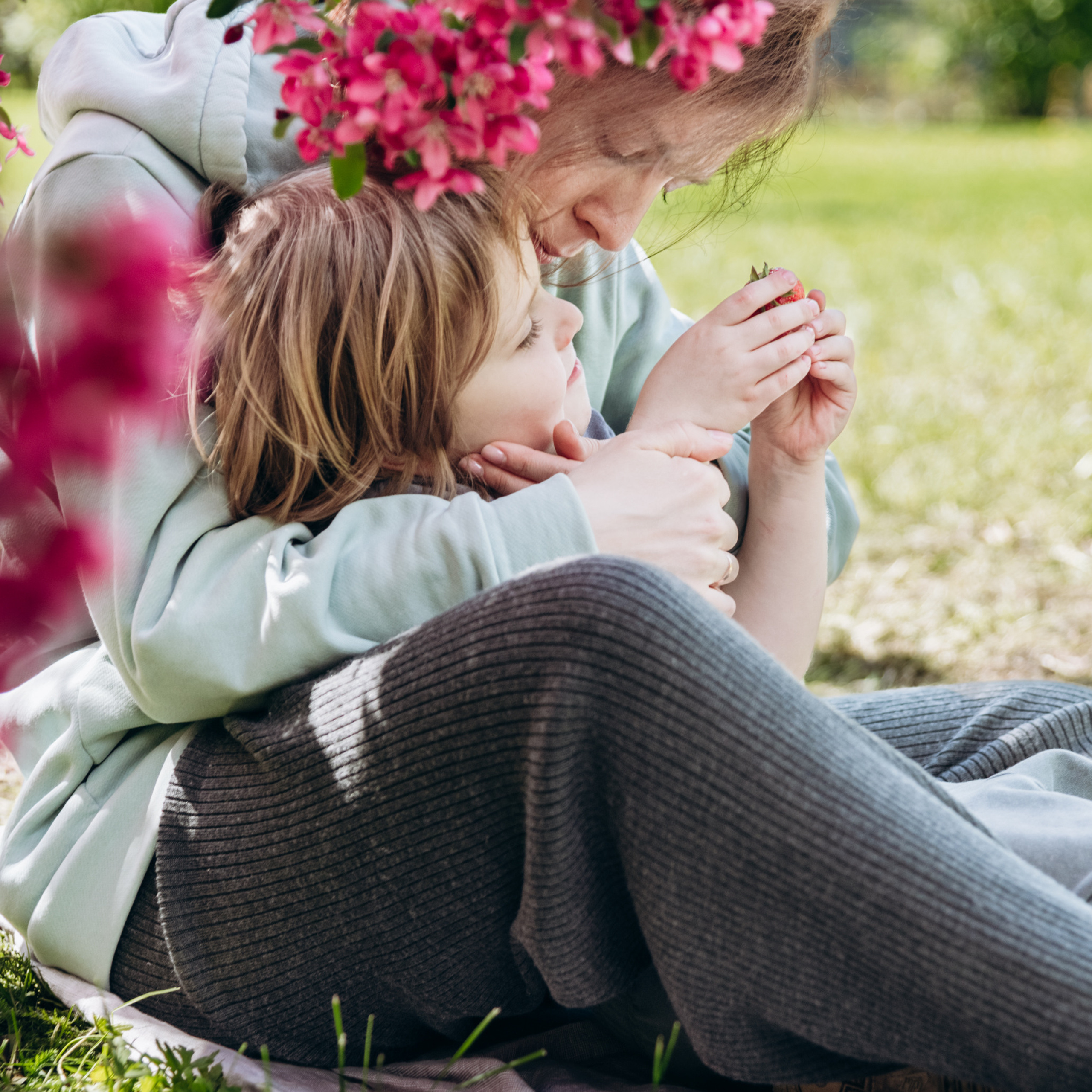 Лиза и Вера в розовом цветении