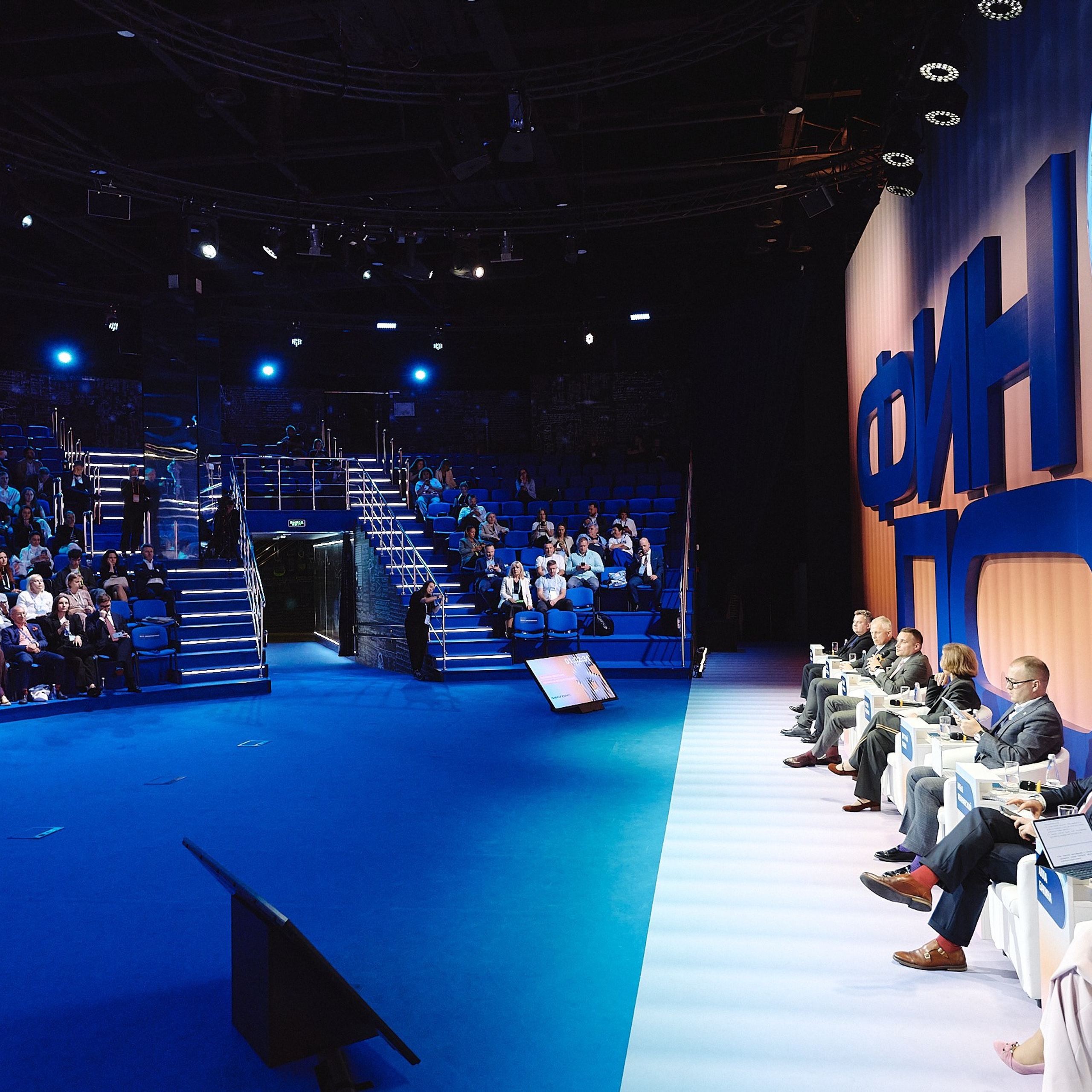 ФИНОПОЛИС 2025. Съёмка для холдинга «Т1» и «ТОЧКА БАНК». Фотограф Григорий Сотников