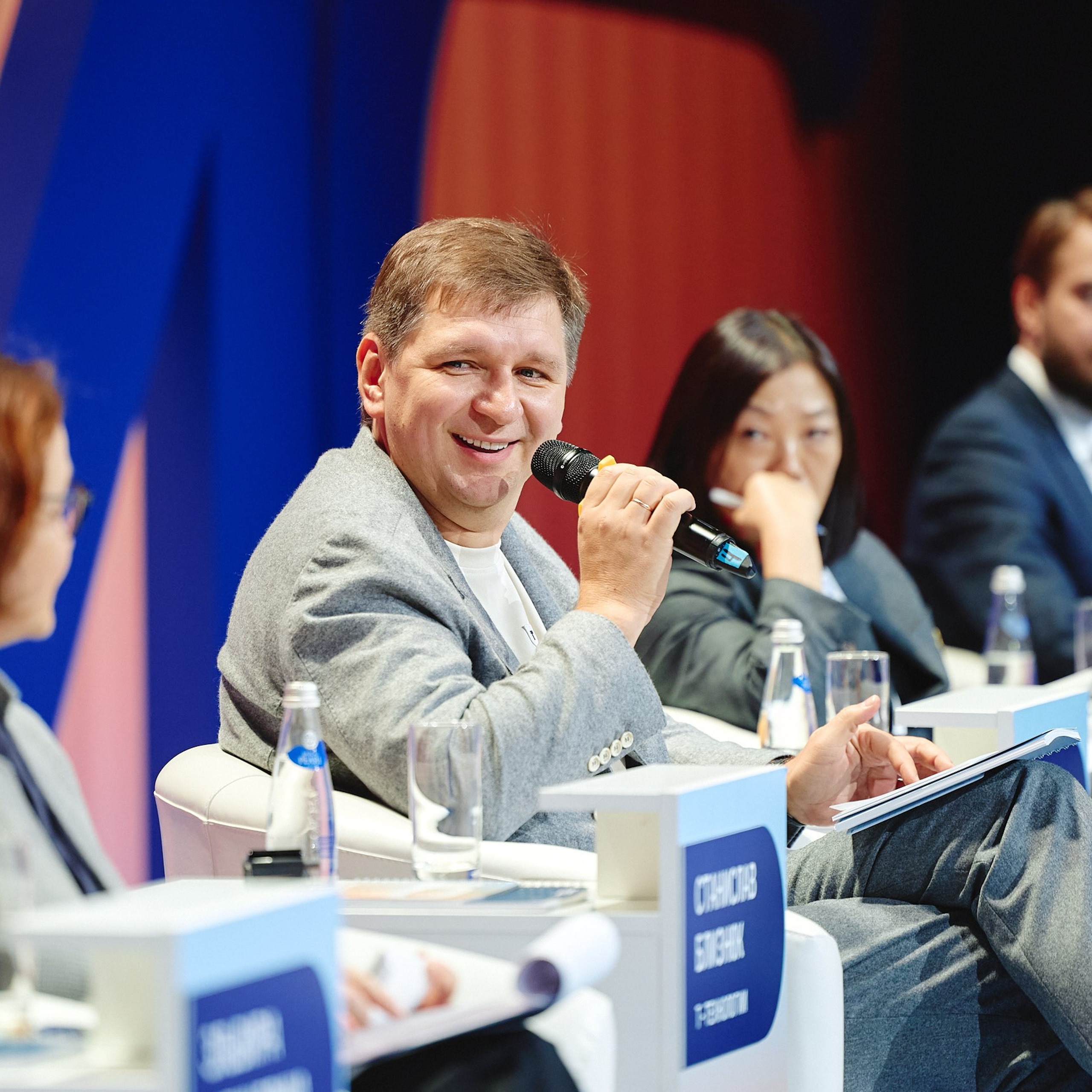 ФИНОПОЛИС 2025. Съёмка для холдинга «Т1» и «ТОЧКА БАНК». Фотограф Григорий Сотников