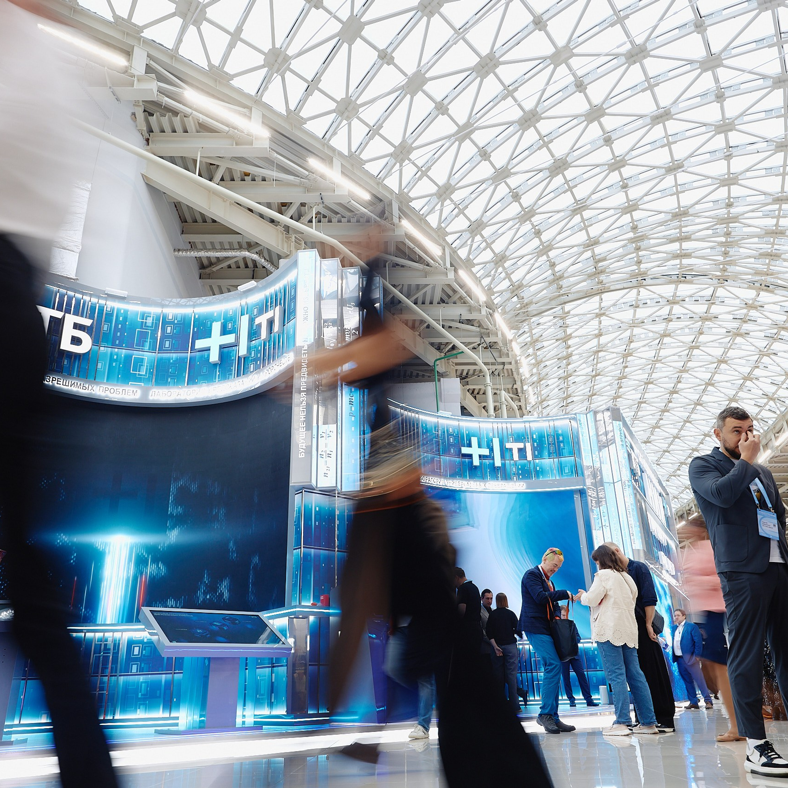 ФИНОПОЛИС 2025. Съёмка для холдинга «Т1» и «ТОЧКА БАНК». Фотограф Григорий Сотников