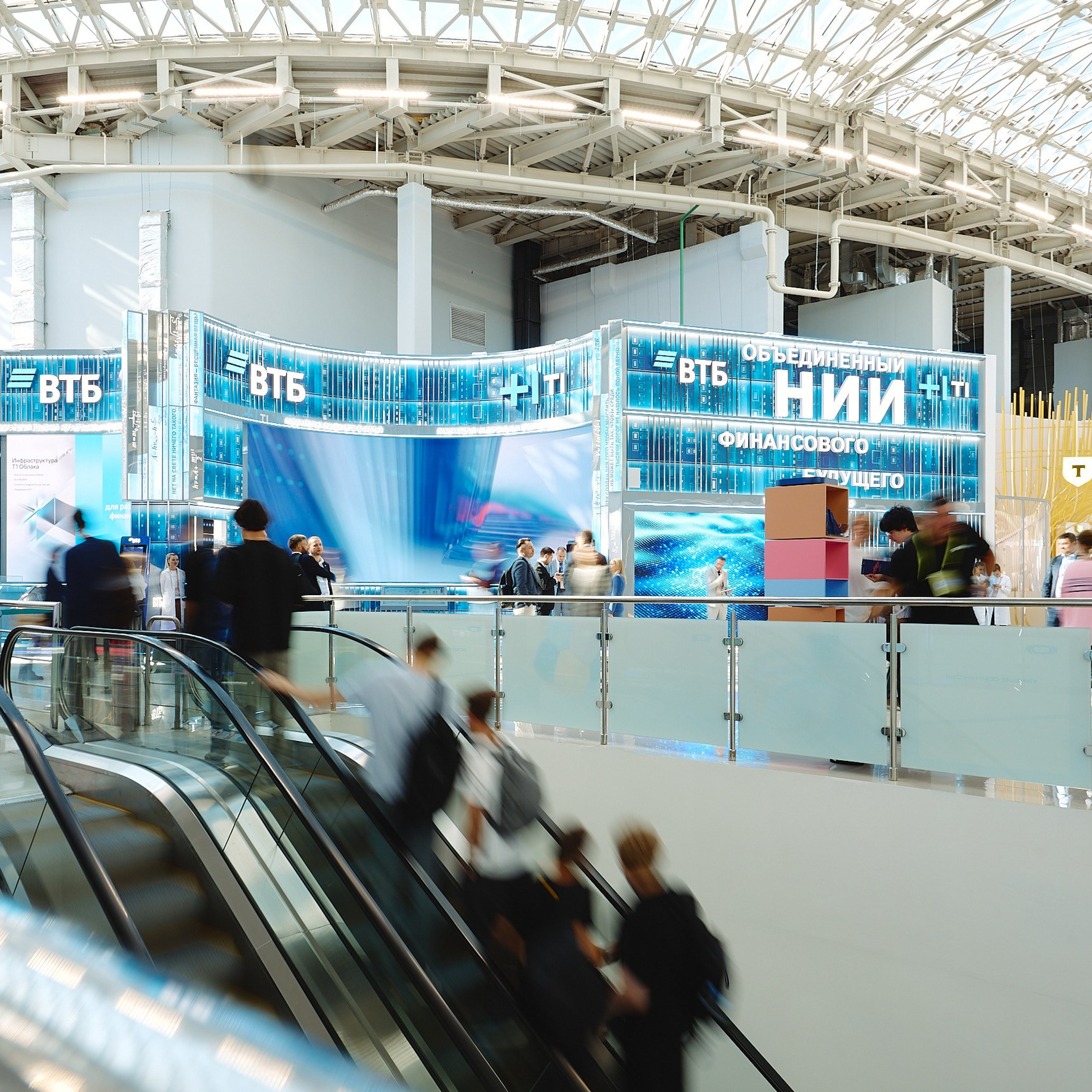 ФИНОПОЛИС 2025. Съёмка для холдинга «Т1» и «ТОЧКА БАНК». Фотограф Григорий Сотников