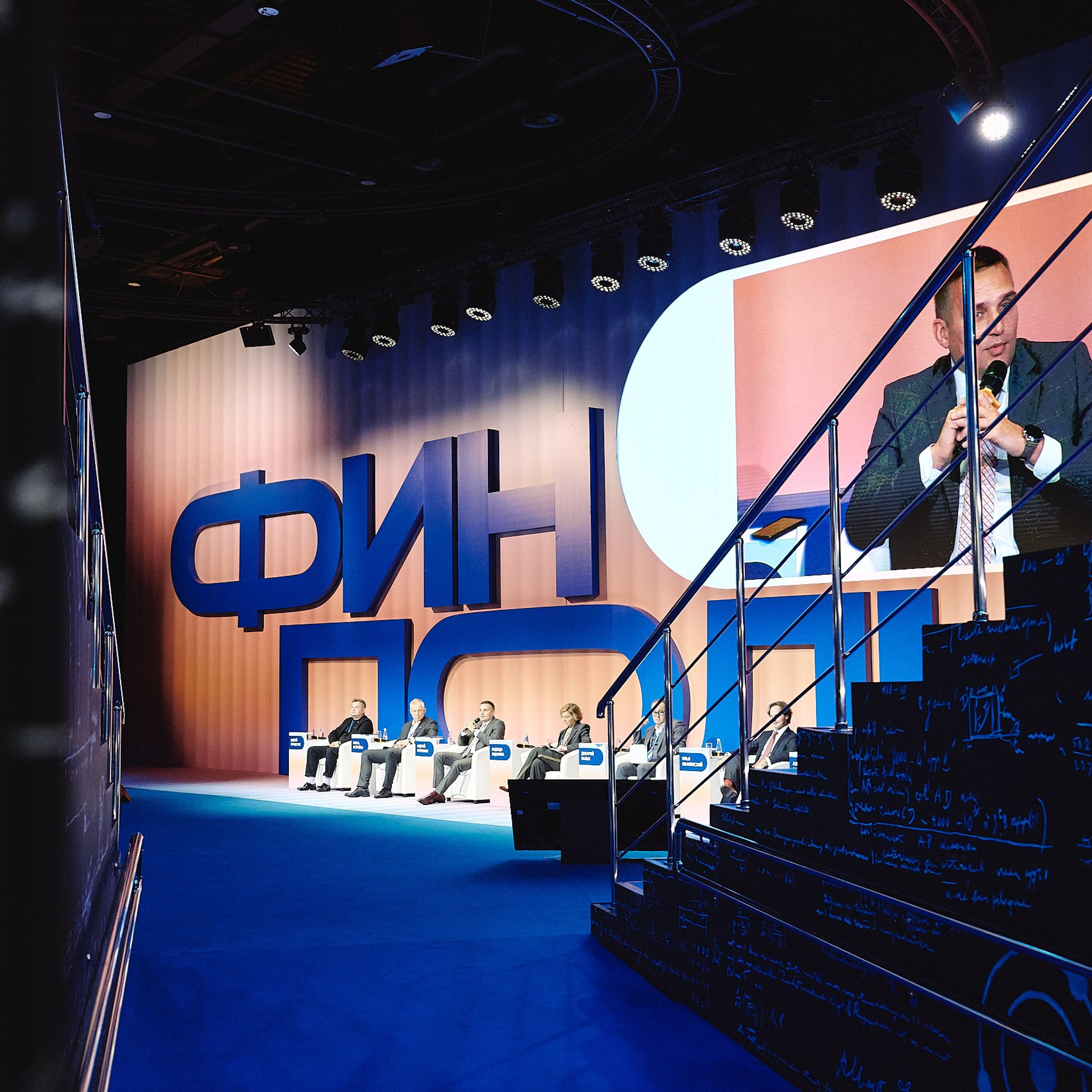 ФИНОПОЛИС 2025. Съёмка для холдинга «Т1» и «ТОЧКА БАНК». Фотограф Григорий Сотников