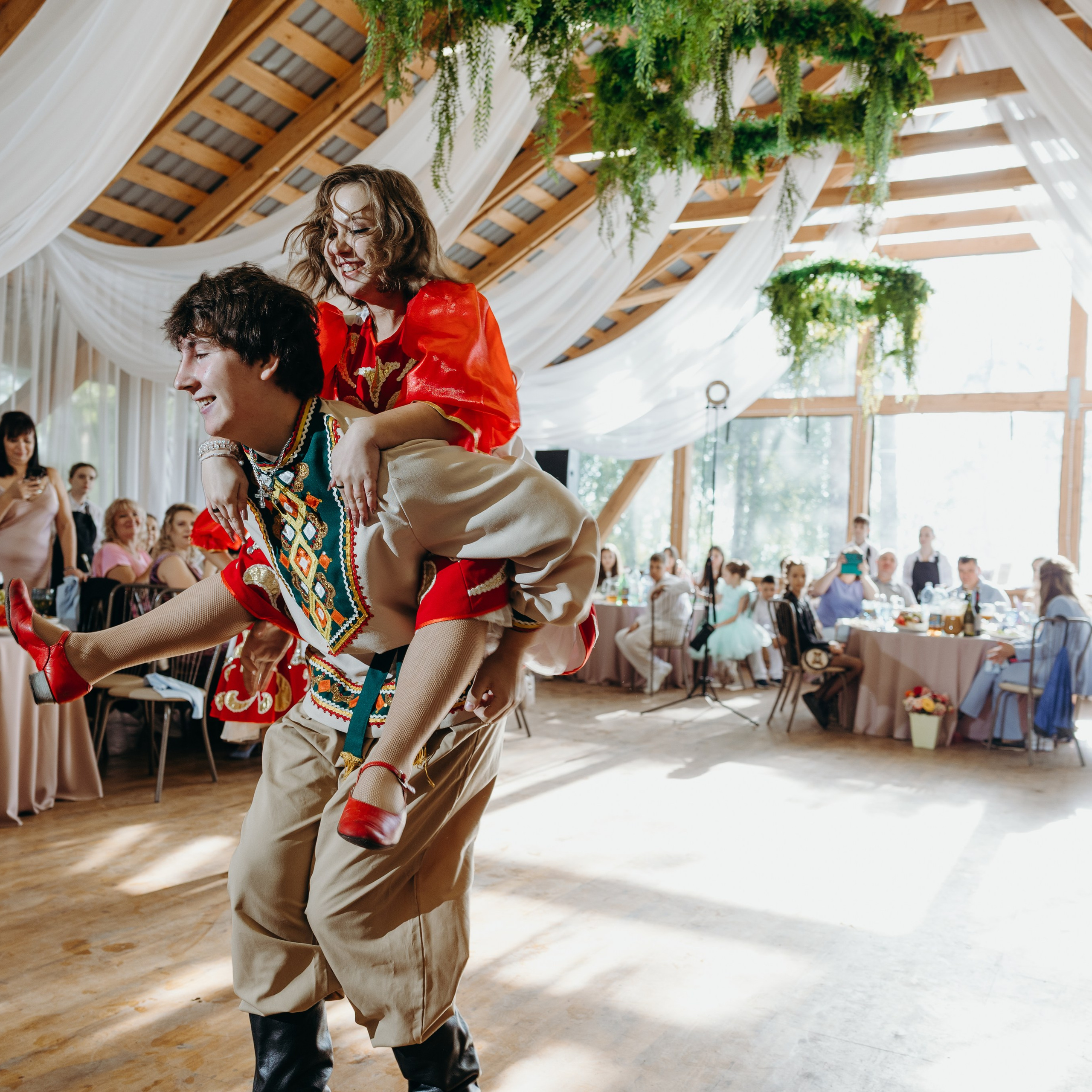 Она сияет для него. Свадебные фотограф и видеограф в Новосибирске — БОС