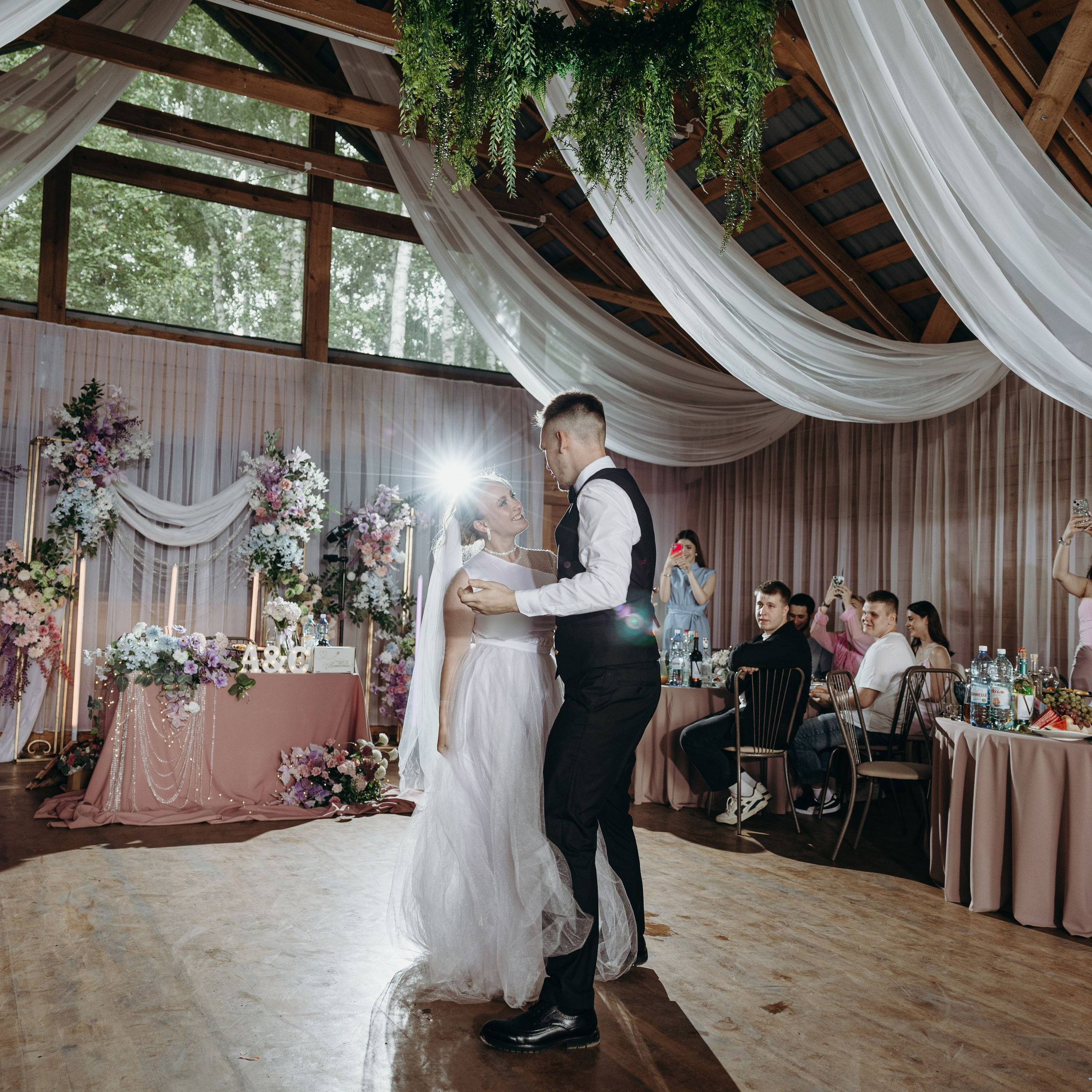 Она сияет для него. Свадебные фотограф и видеограф в Новосибирске — БОС