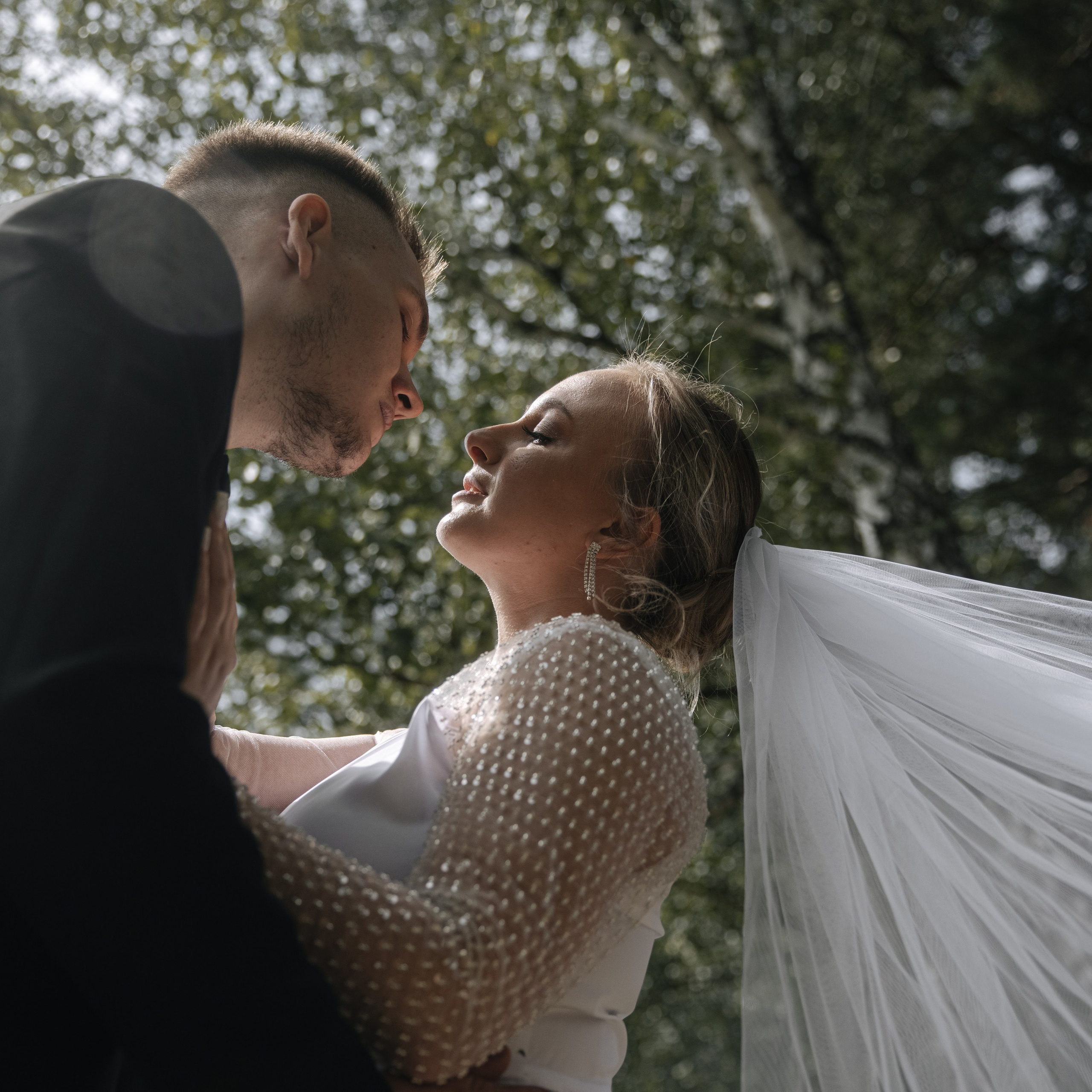 Она сияет для него. Свадебные фотограф и видеограф в Новосибирске — БОС