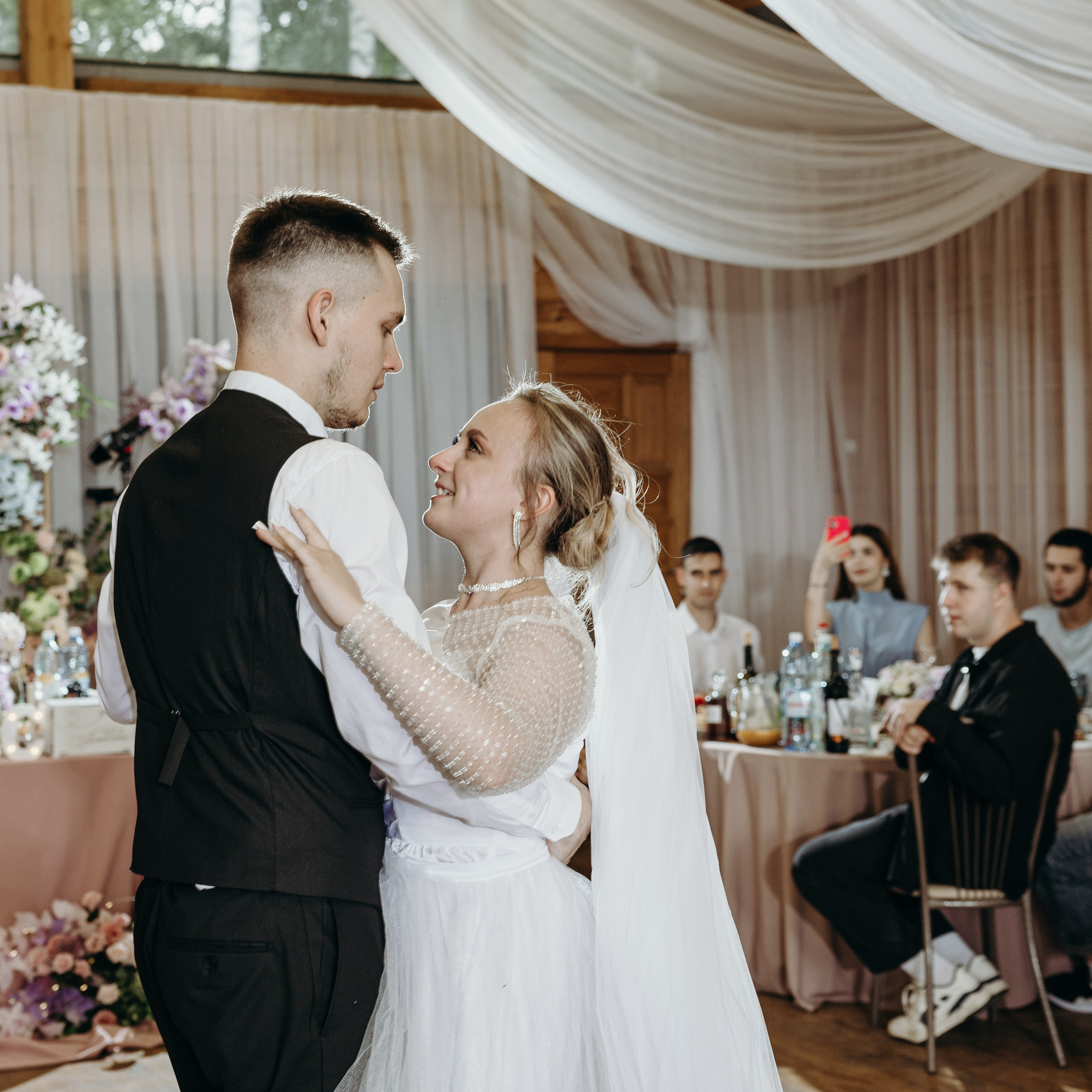 Она сияет для него. Свадебные фотограф и видеограф в Новосибирске — БОС