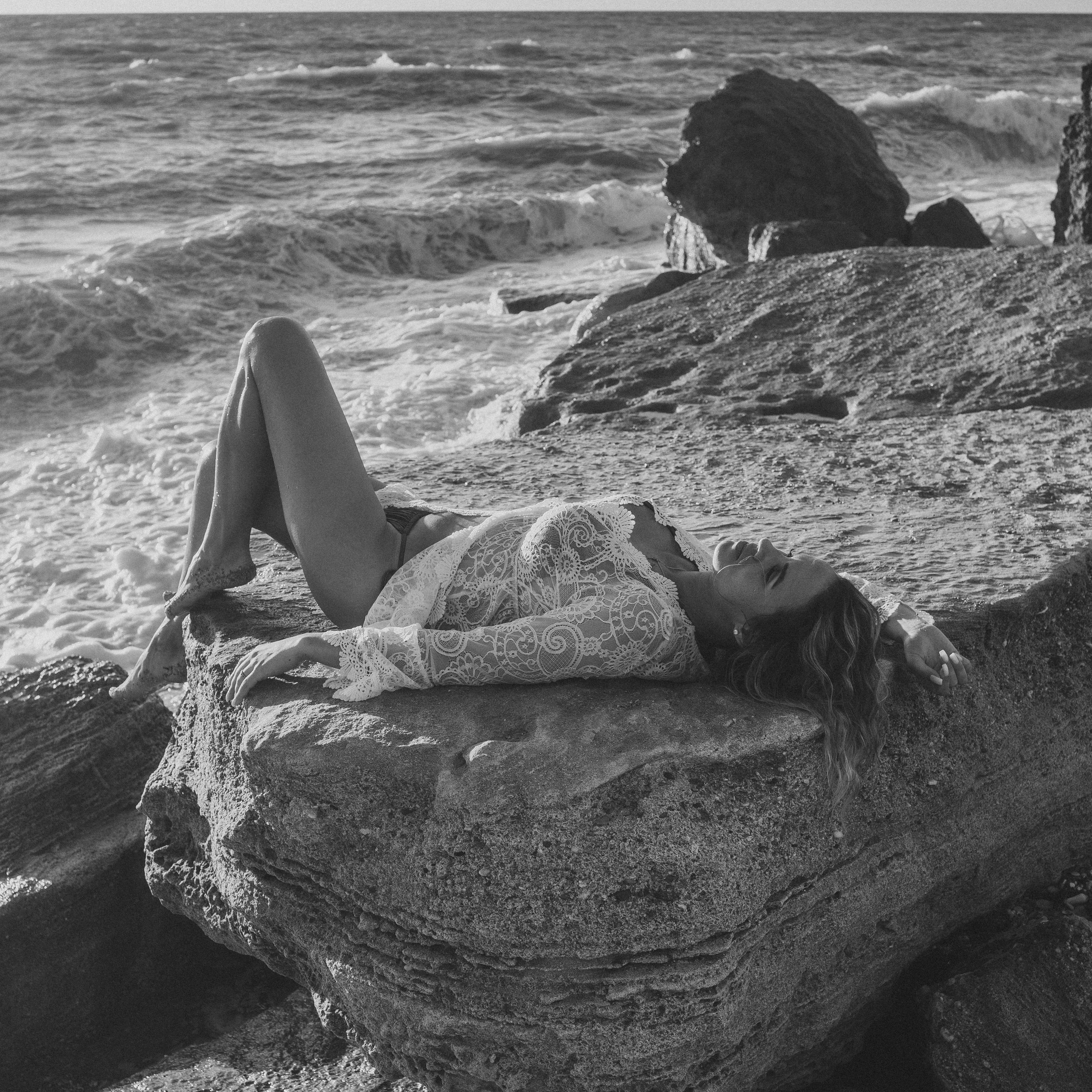 в шуме волн…