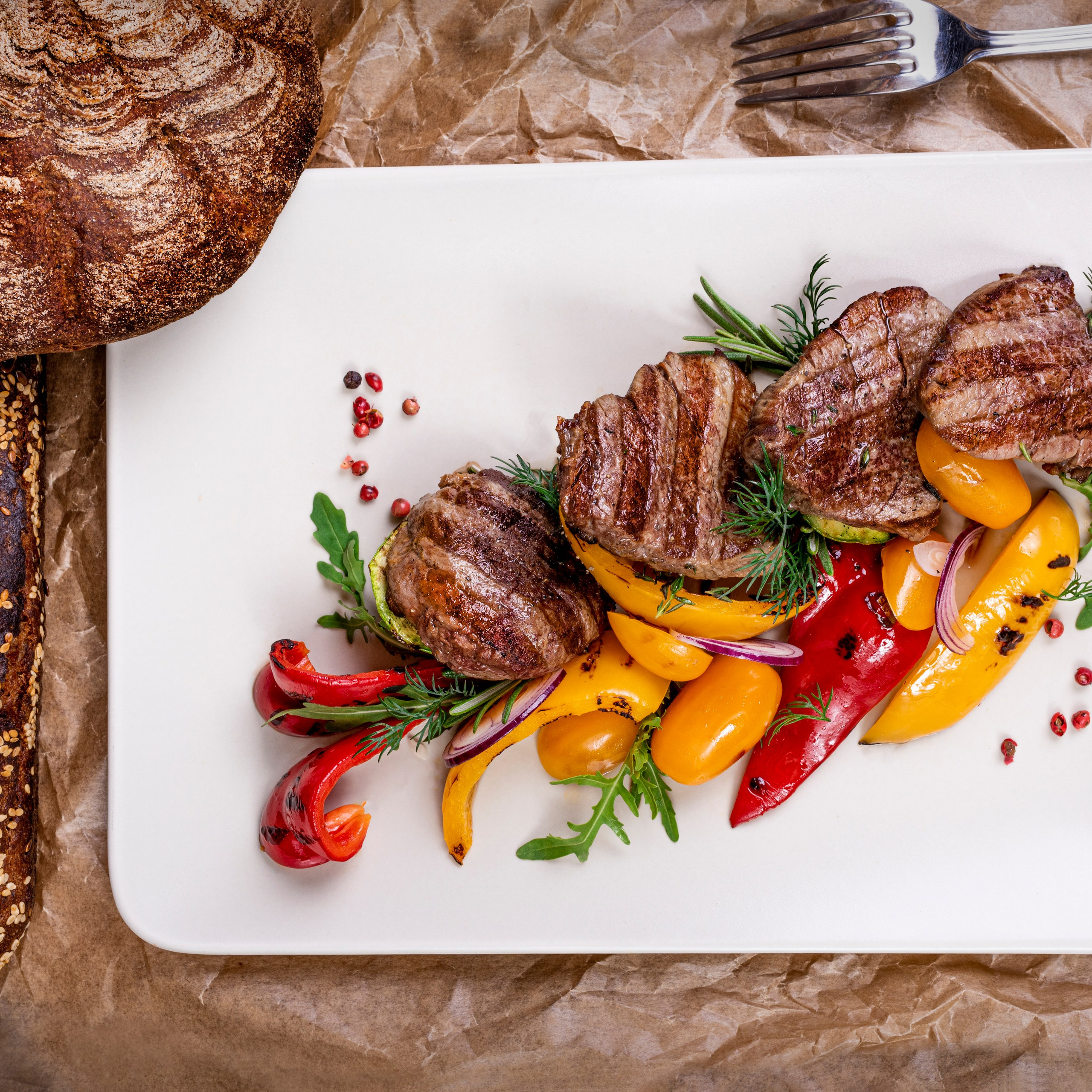 МЯСНЫЕ МЕДАЛЬОНЫ С ОВОЩАМИ (снято для меню пивного ресторана ),продается, купить, ФОТОГРАФ, ФУД СЪЁМКА, продается,купить, постановочное фото для алкогольной фирмы,продается,ФОТОГРАФ, ФУД СЪЁМКА, продается,купить, фото студия, предметная съемка, коктэйль, съёмка алкоголя, съёмка водки, съёмка баров, съёмка ресторанов, съёмка меню для ресторанов