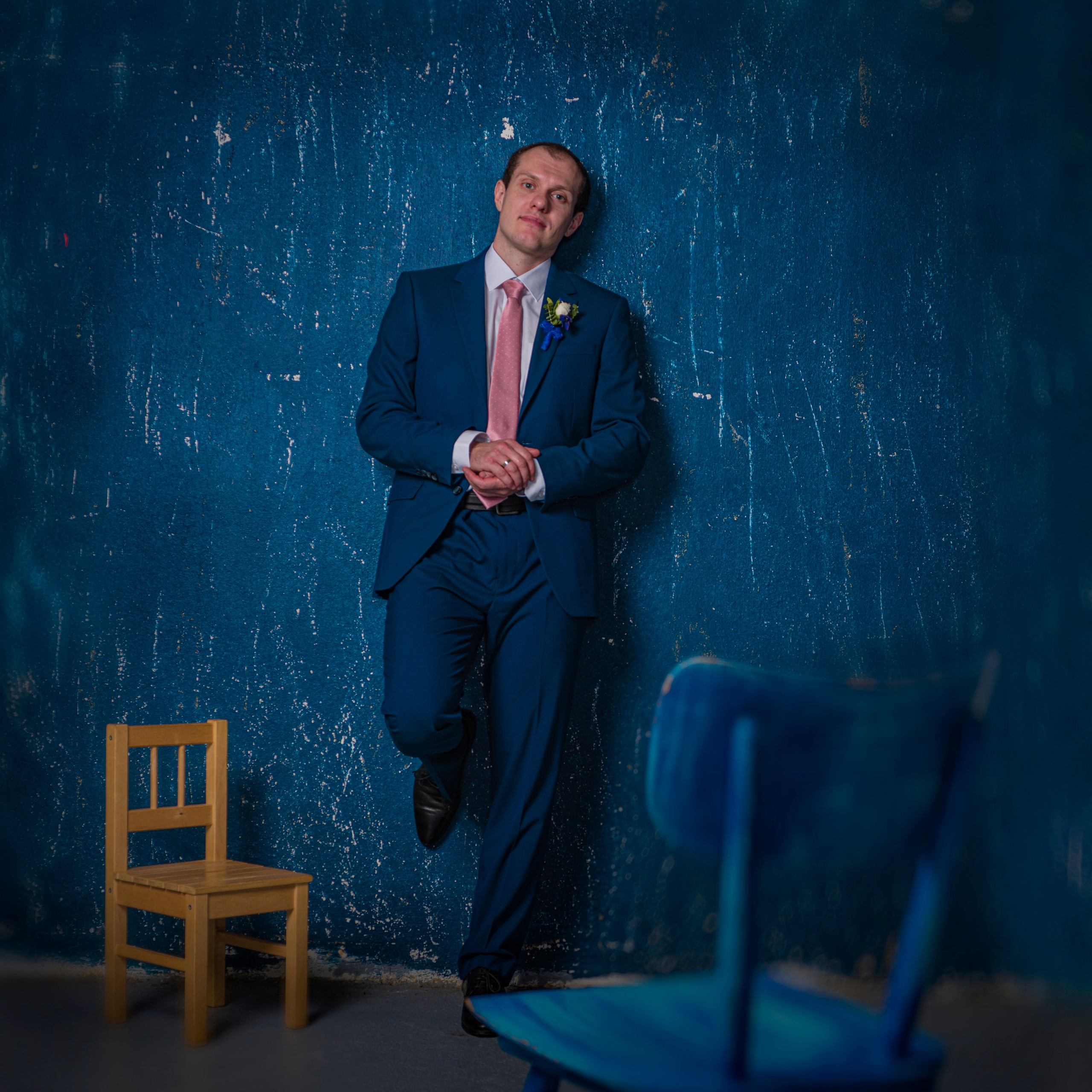 портрет жениха в интерьере