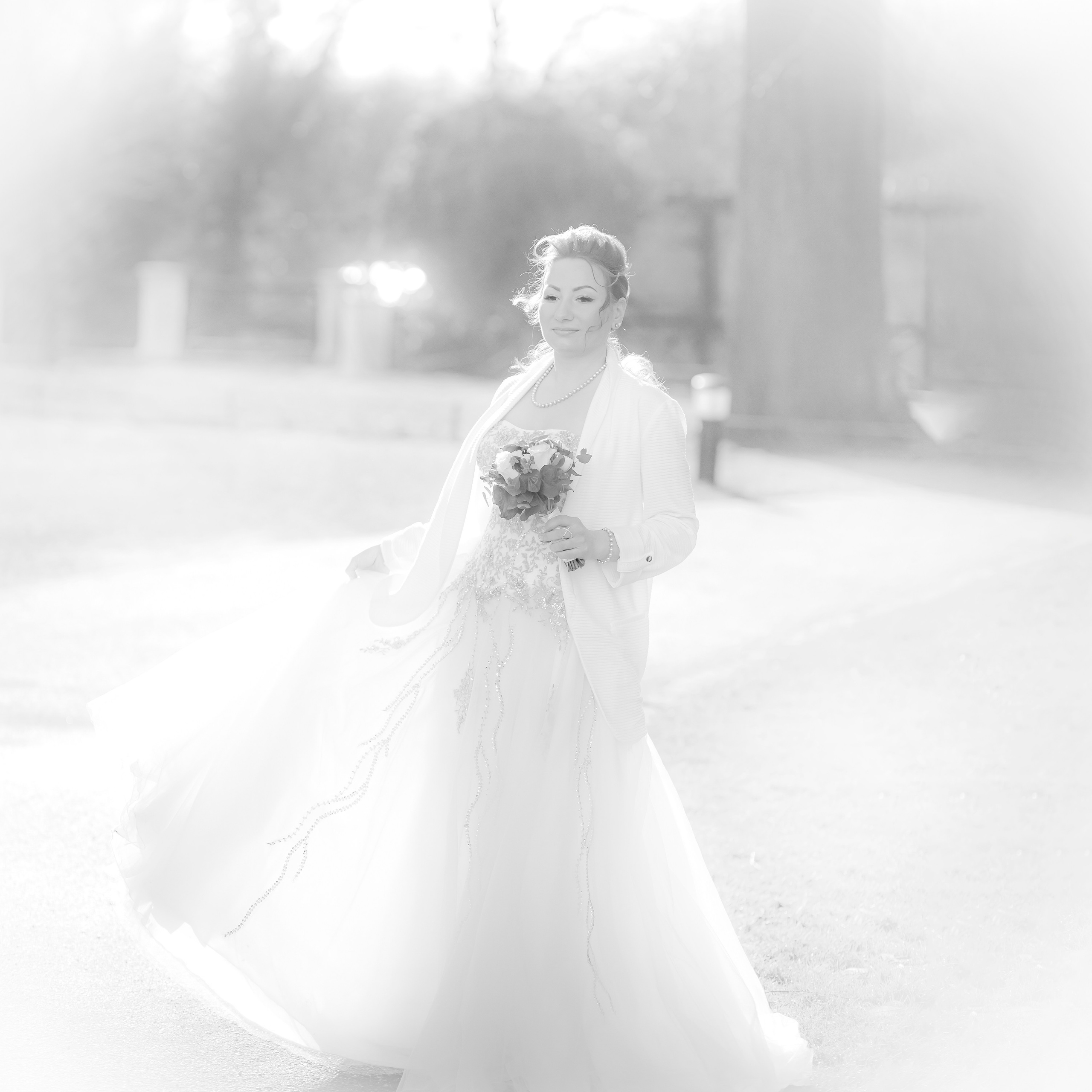 портрет невесты в высоком ключе или в (светлой тональности) на природе