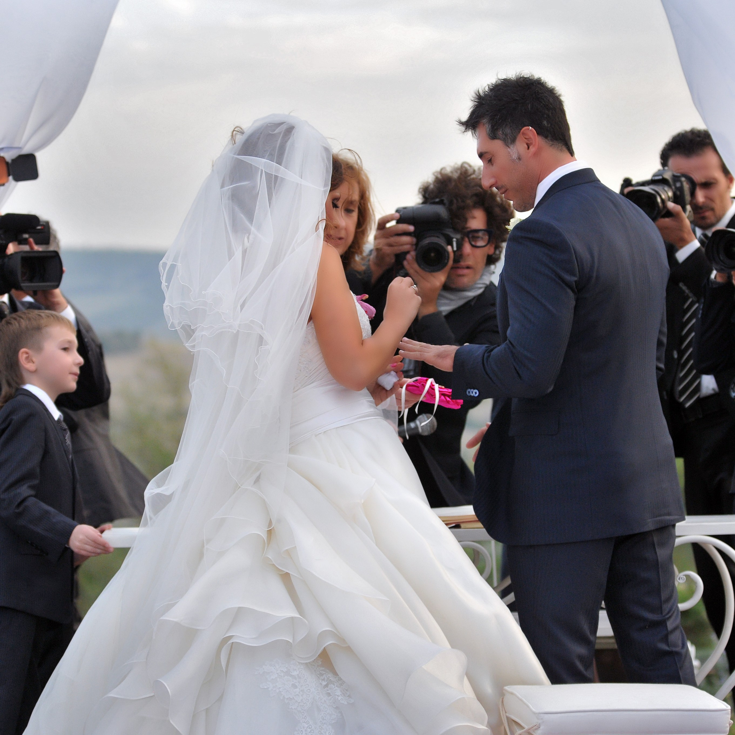 фотографы снимают бракосочетание