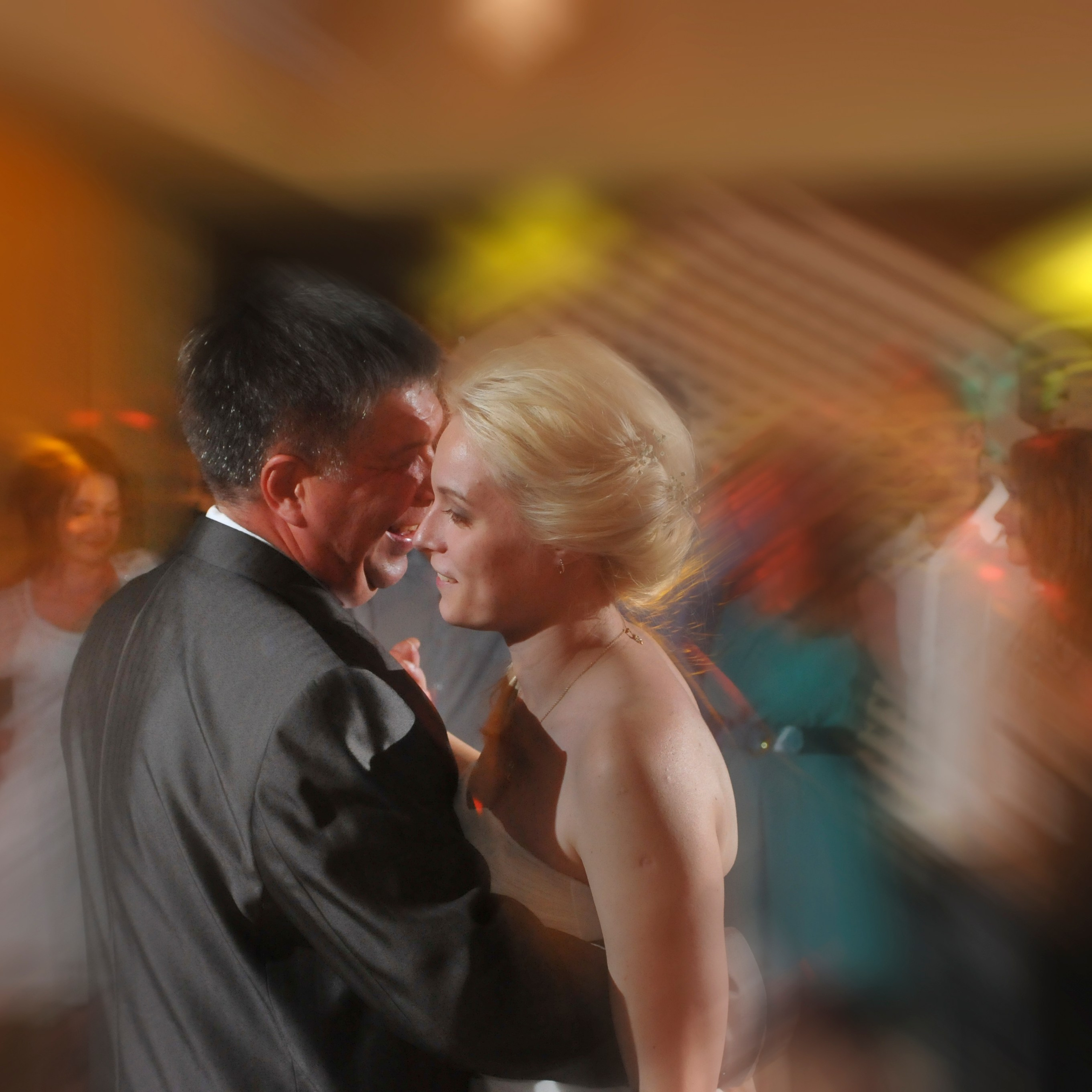 танцы на свадьбе (динамические съемки с синхронизированными вспышками)