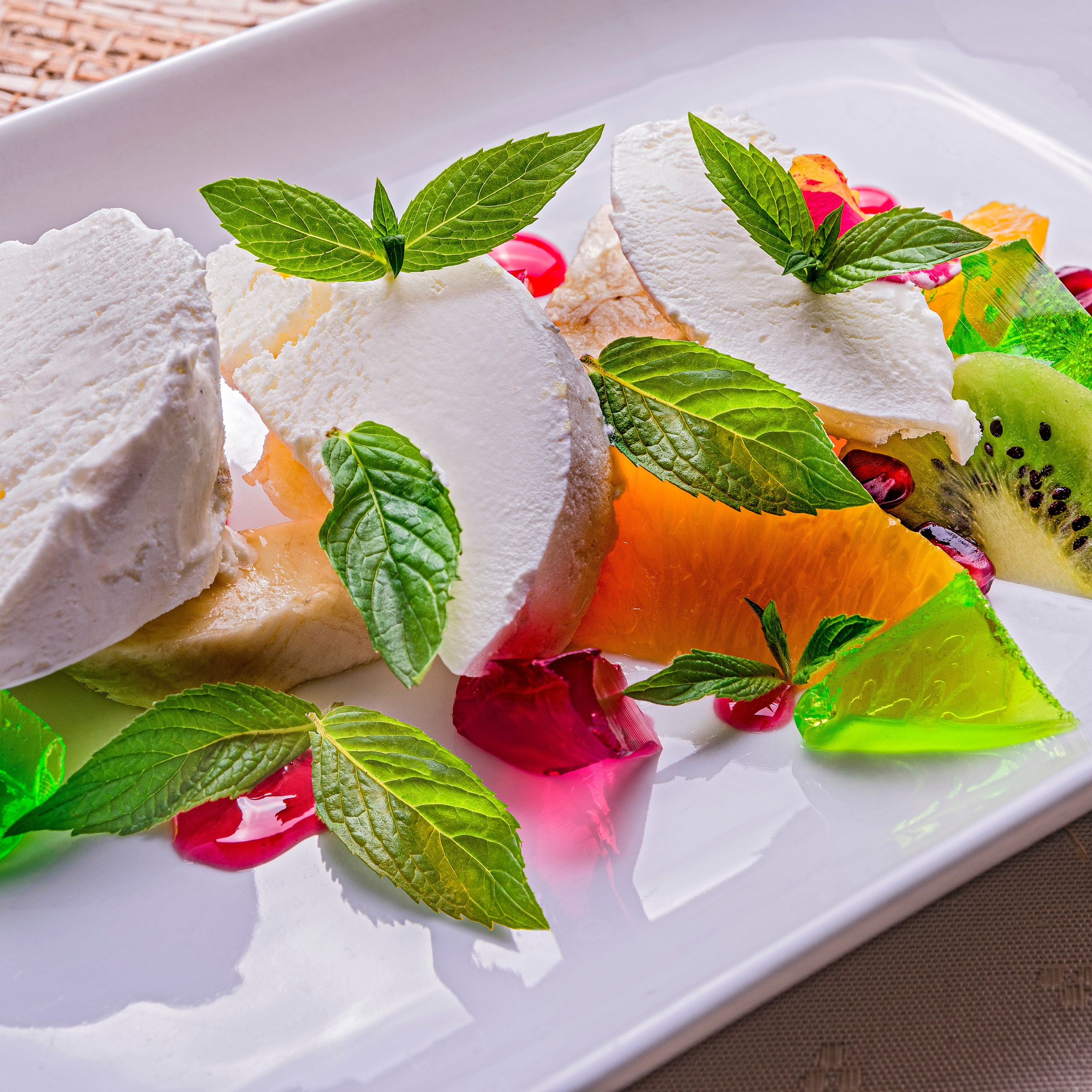 мороженное с фруктами ( десерт для пивного ресторана), ФОТОГРАФ, ФУД СЪЁМКА, продается,купить,постановочное фото для алкогольной фирмы,продается,ФОТОГРАФ, ФУД СЪЁМКА, продается,купить, фото студия, предметная съемка, коктэйль, съёмка алкоголя, съёмка водки, съёмка баров, съёмка ресторанов, съёмка меню для ресторанов