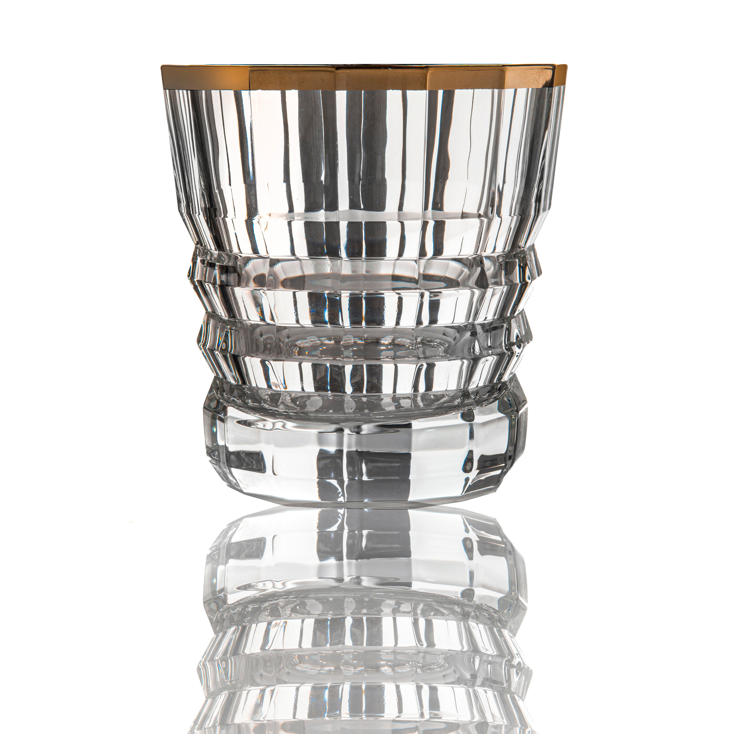 рюмки на белом фоне с отражением,продается,купить предметная фотография, каталожные съёмки, соц сети, инстаграмм, facebook, подарки, свадебные платья, подарки для бизнеса, foto.ru, photo, дизайн студии, сделать фото, реклама фото, рекламная студия, рекламная съёмка, фото студия Москва фотограф, 