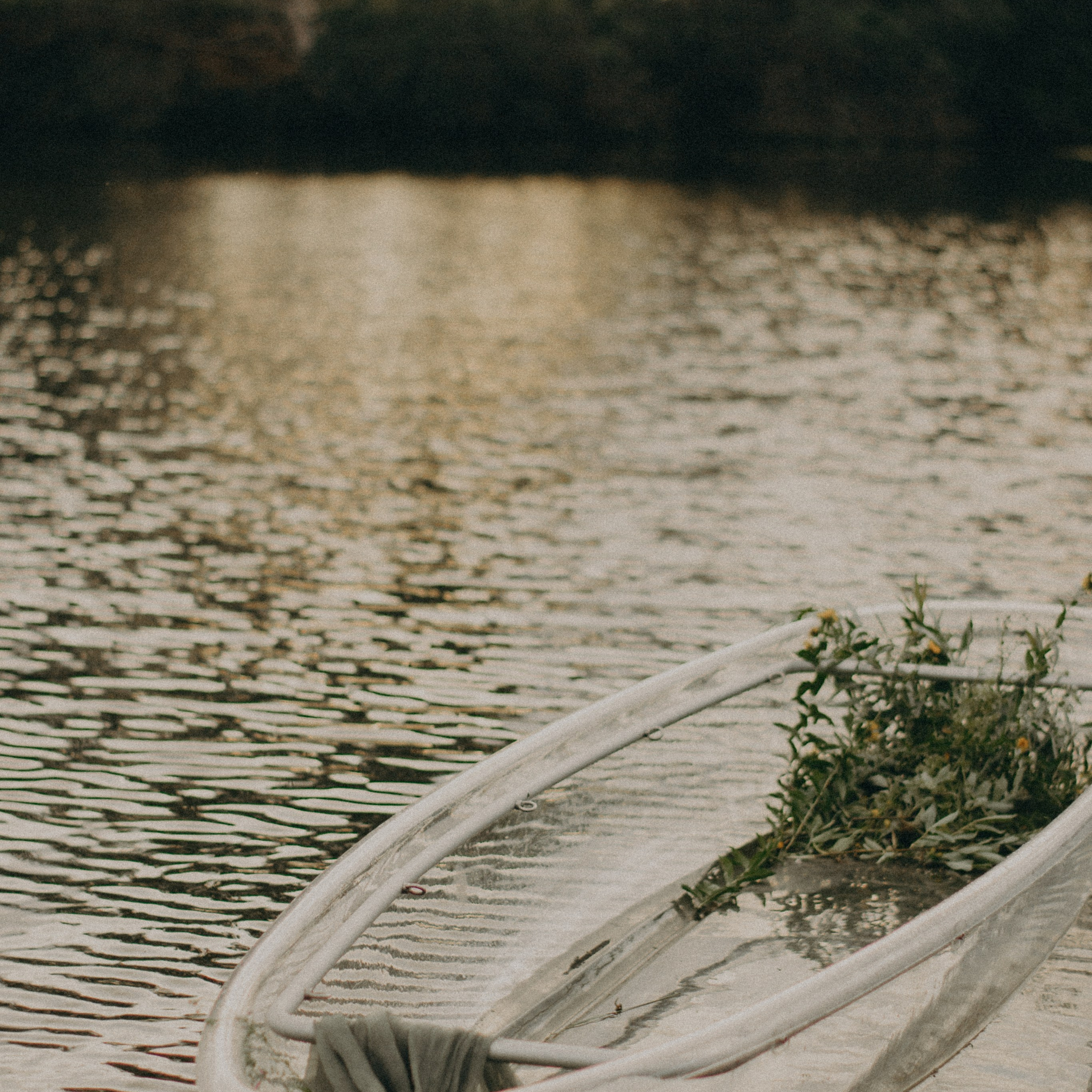 с прозрачной лодкой