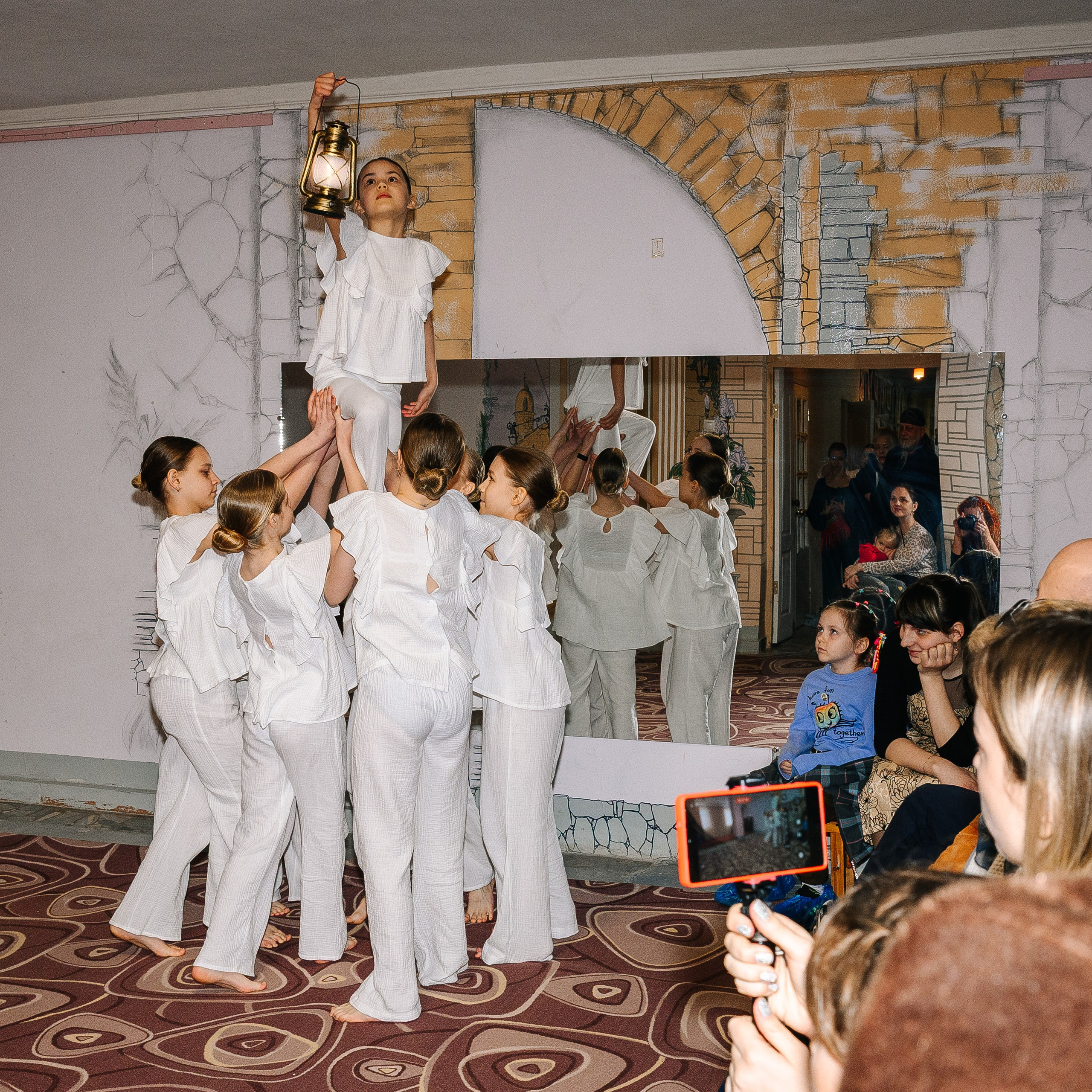 Выставка детских рисунков «Космос». Семейный клуб «Открытый город»