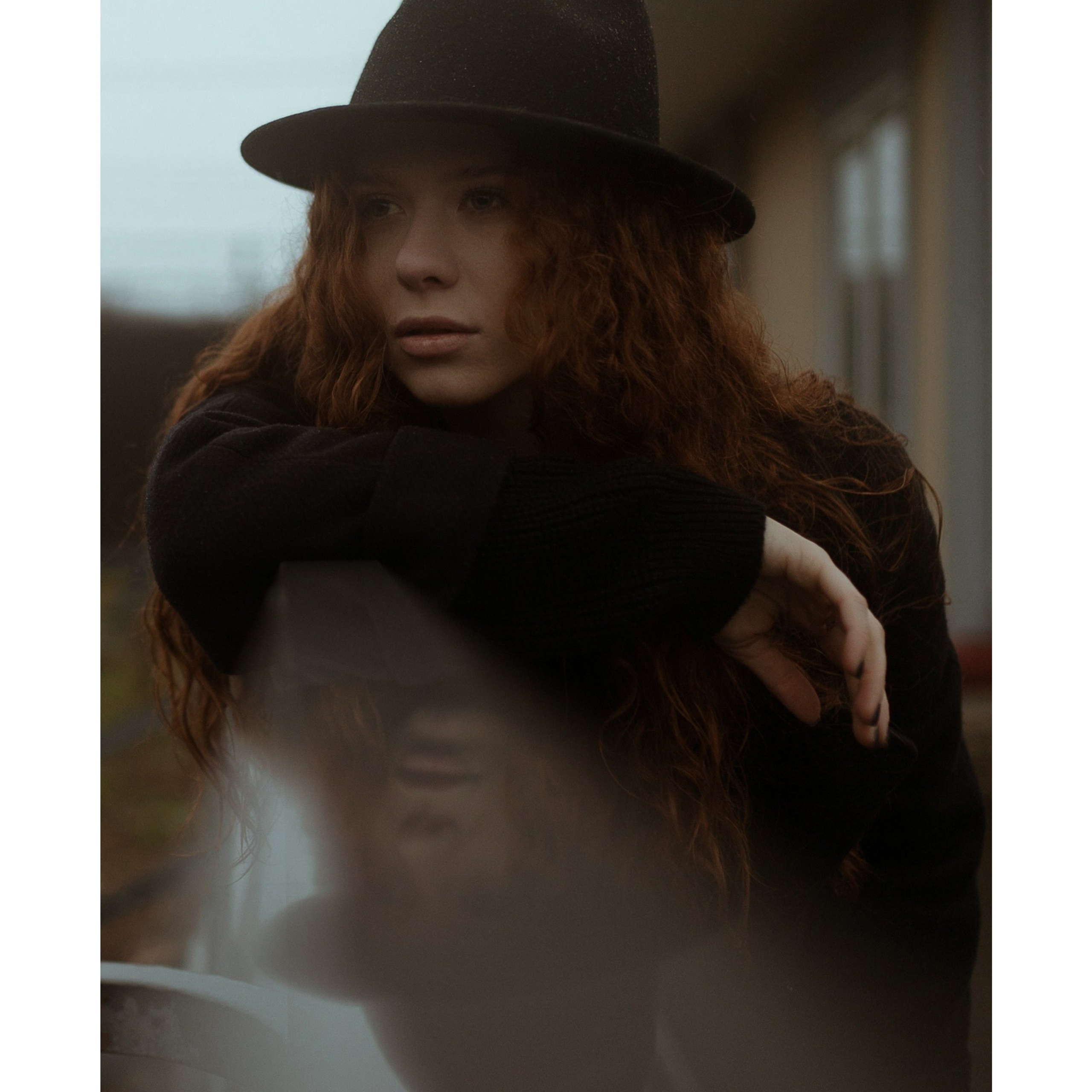 Полина. Шляпа. Дождь.