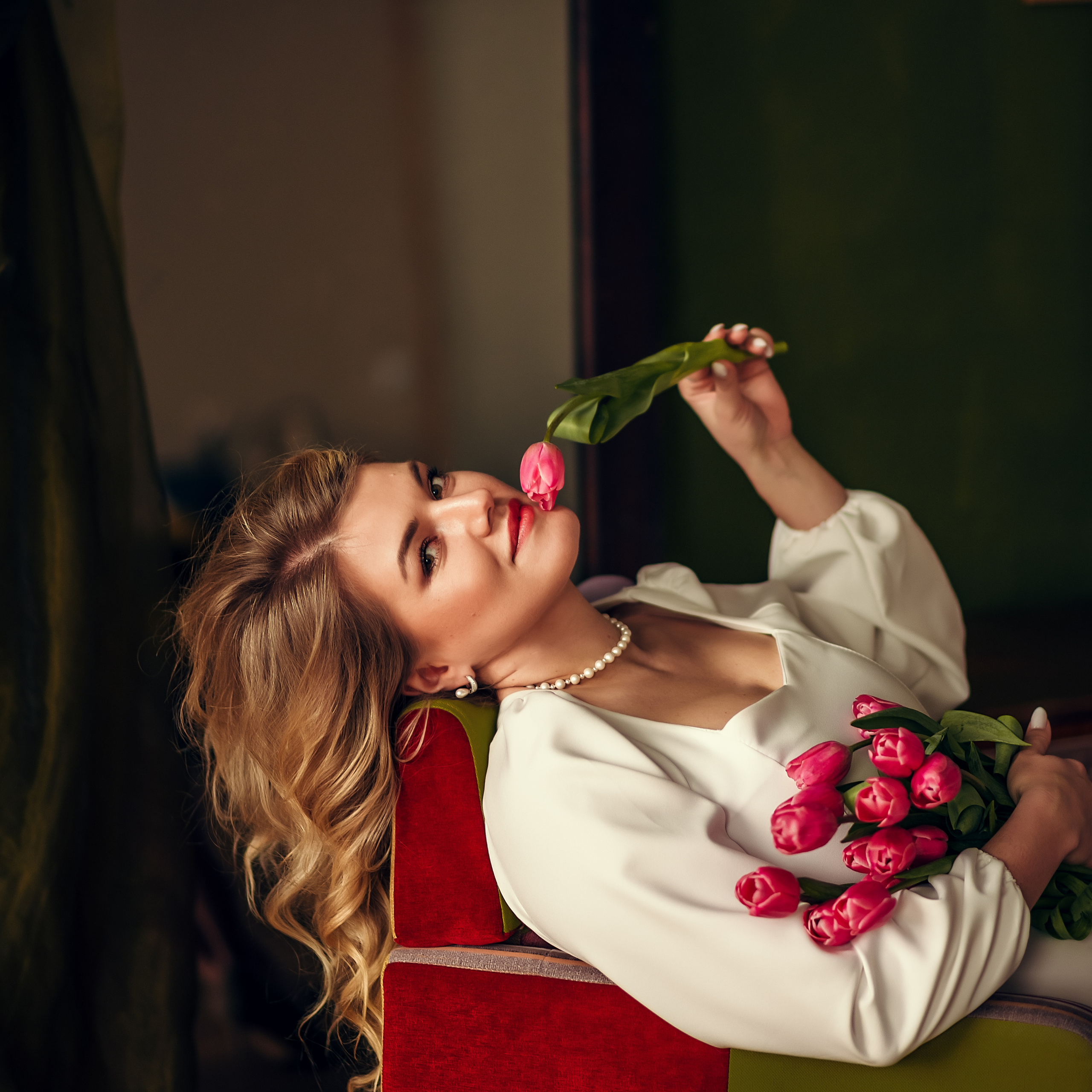 Надежда, съёмка с тюльпанами, студия Cotton