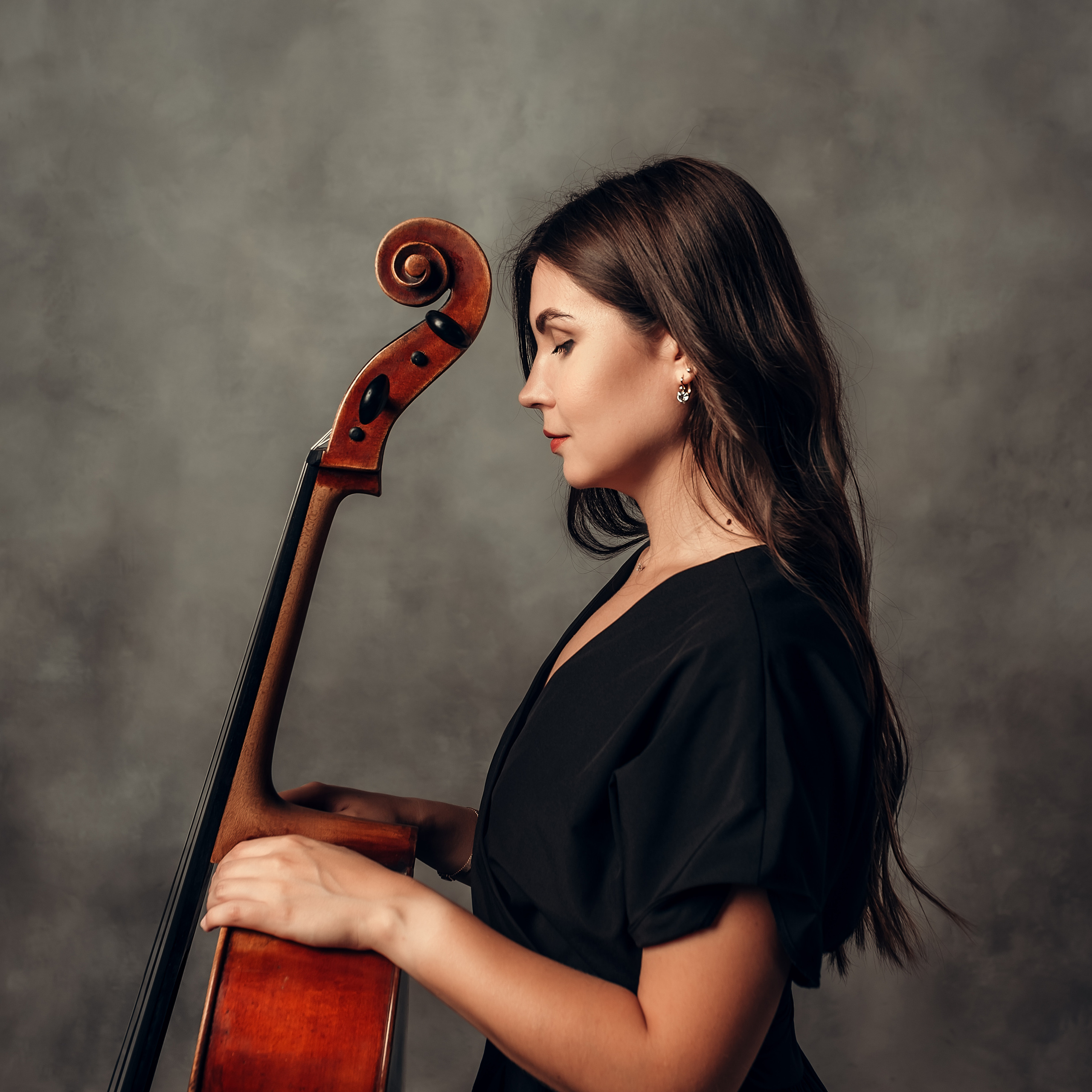 Анна, съёмка с виолончелью, студия Веретено