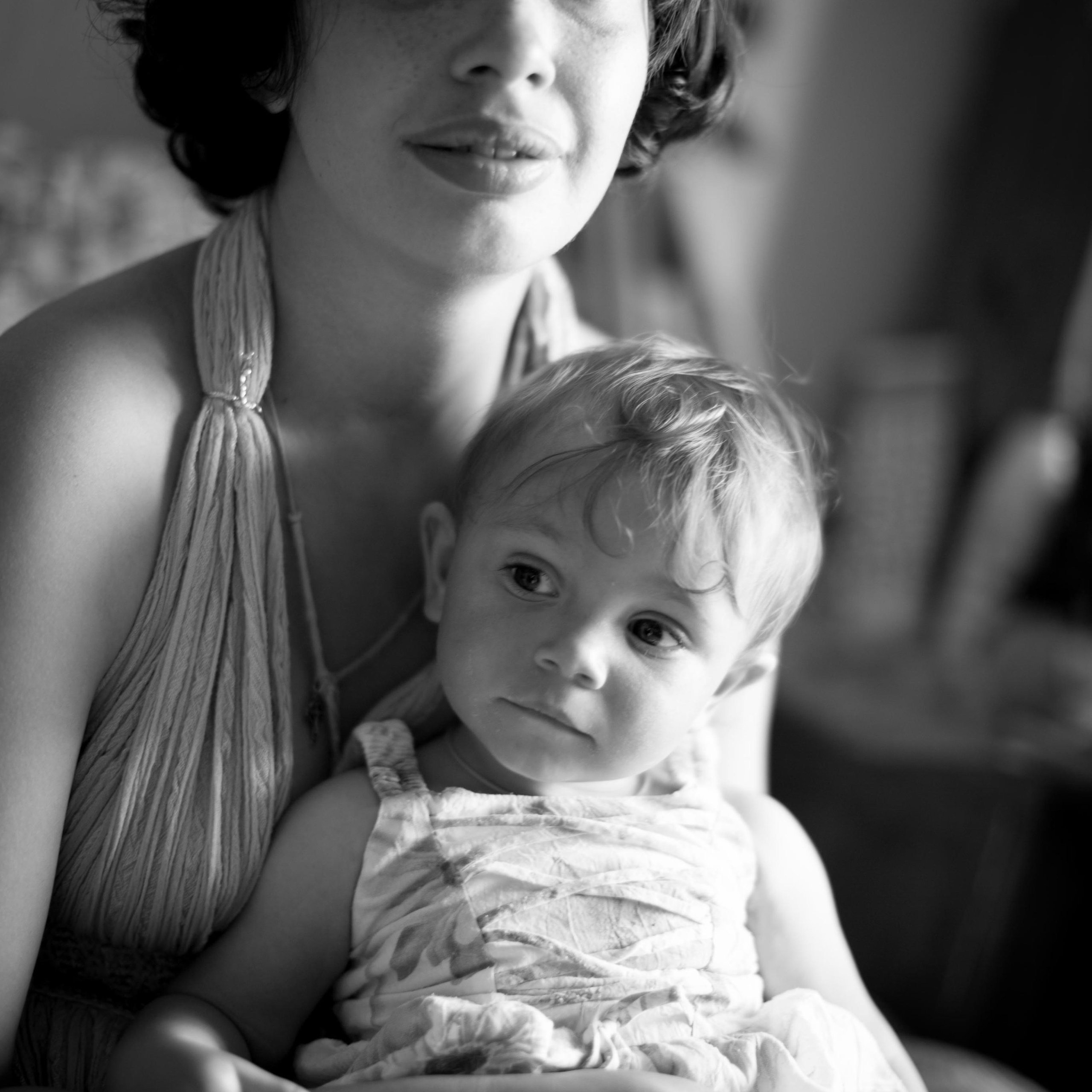 Фотосессия в черно белом стиле мамы с малышкой   