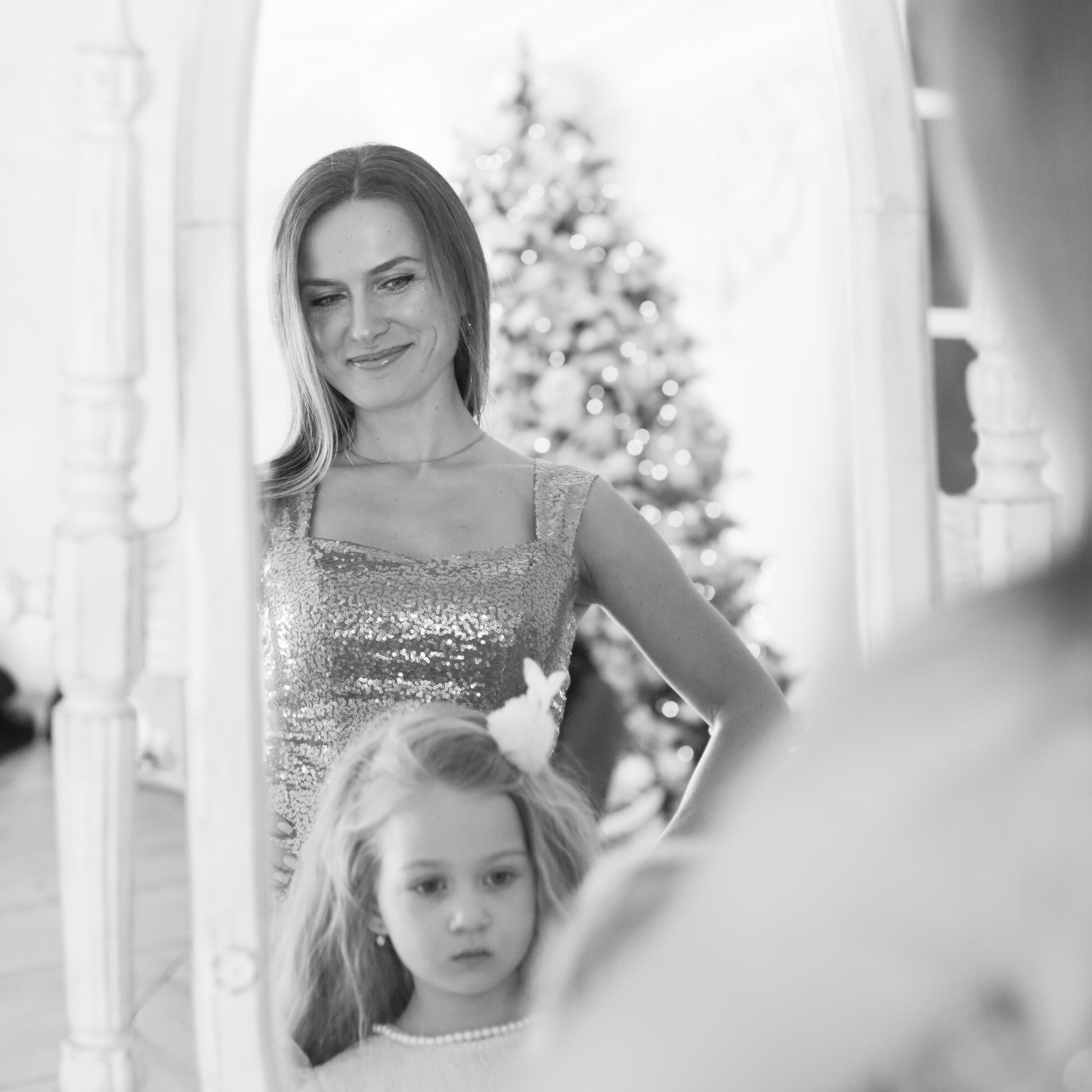 Семейная фотосессия, тетя с  маленькой племянницей смотрят в зеркало