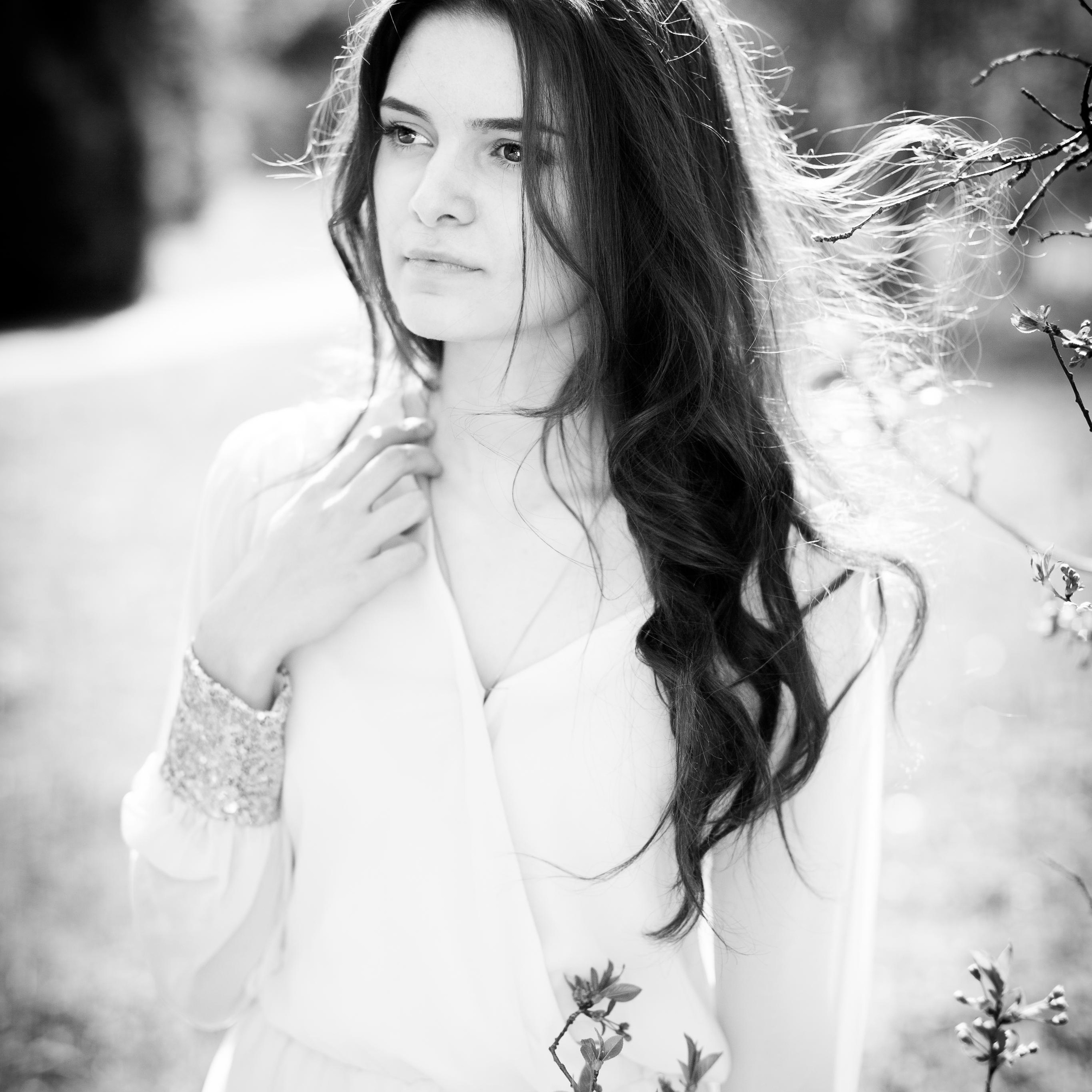 фотопрогулка в Петербурге в ботаническом саду, черно белой портрет девушки брюнетки в контровом свете