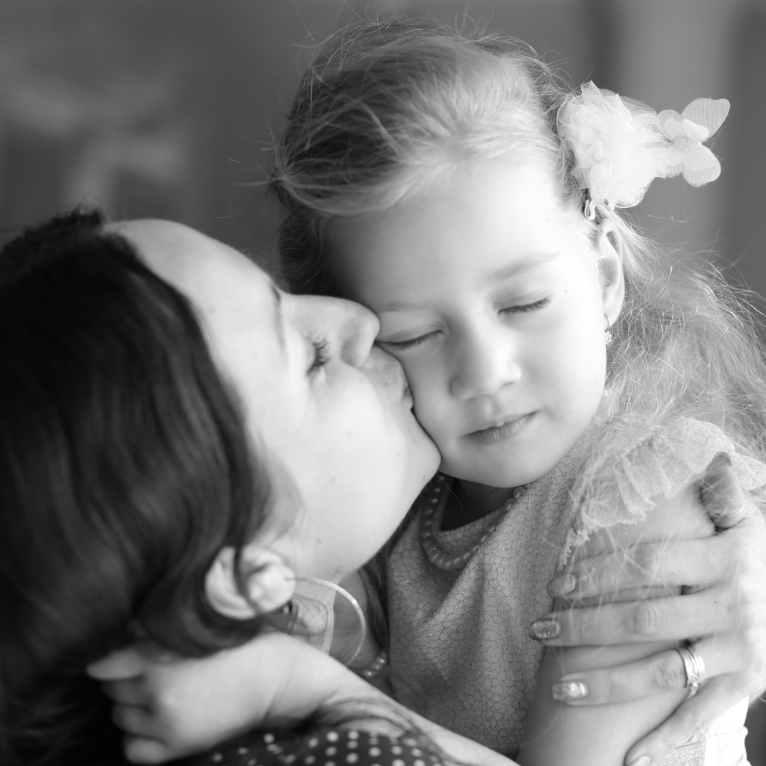 Прекрасный черно белый фотопортрет мамы с дочкой на руках