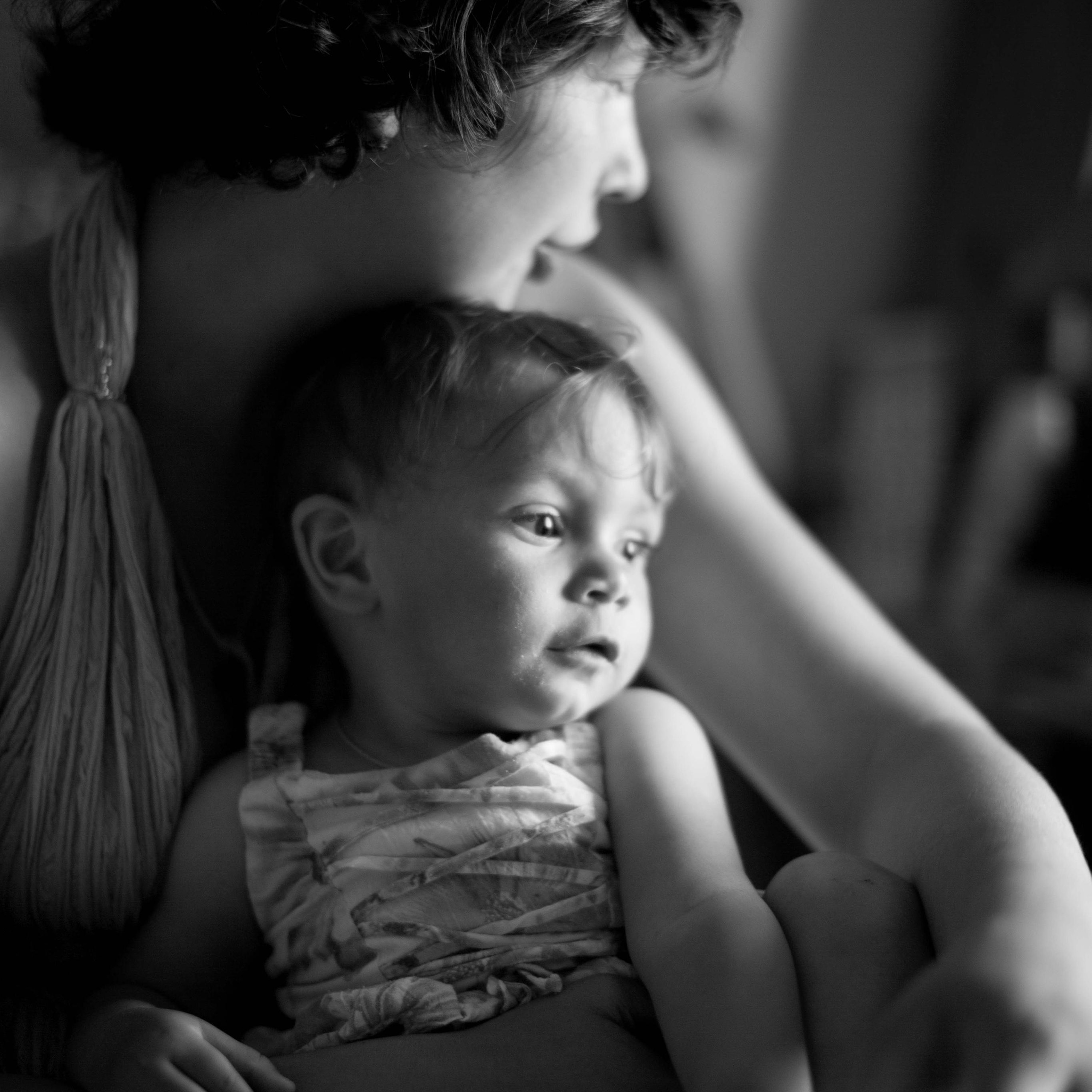 контровой свет на черно белой фотографии мамы с дочкой