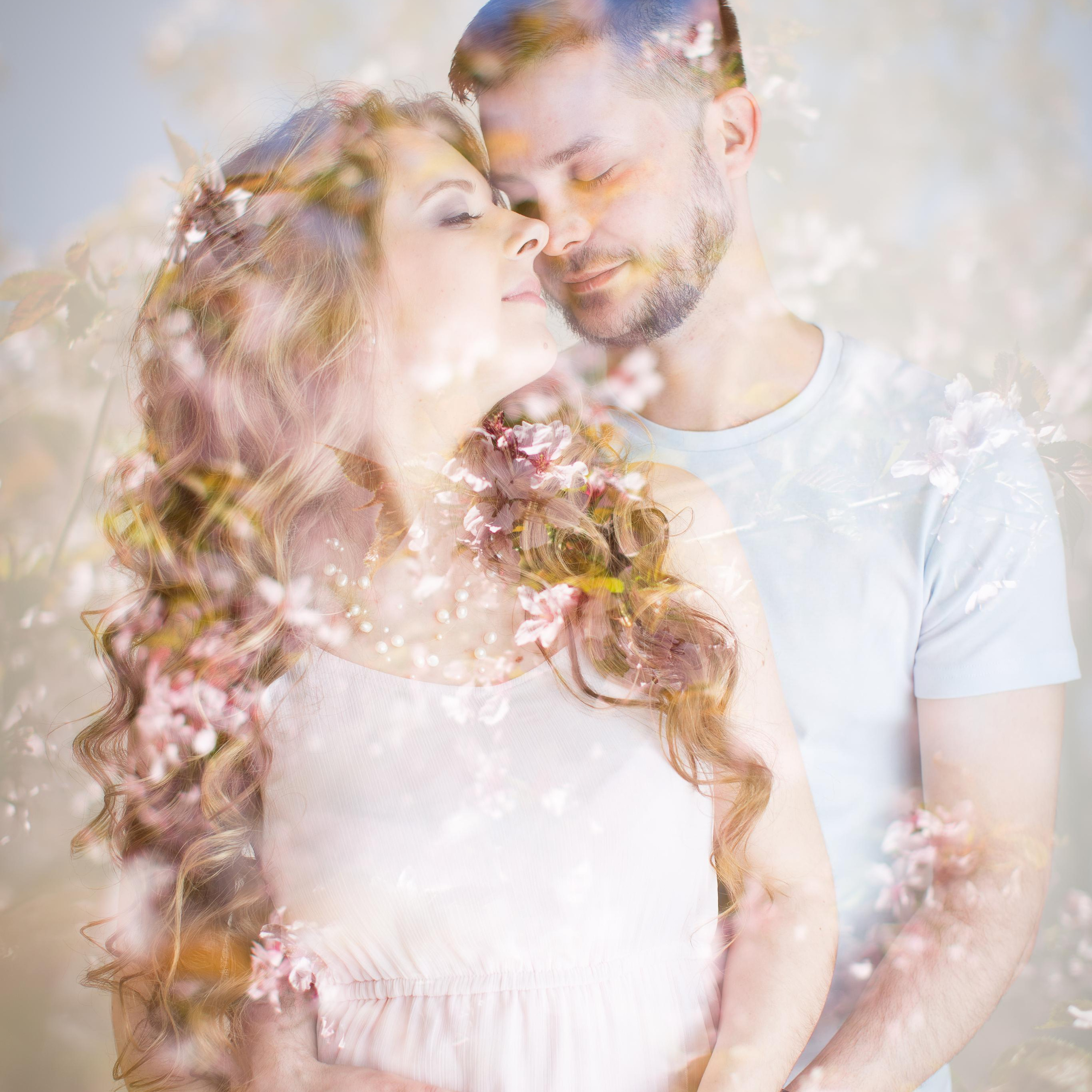 Беременная фотосъемка влюбленной пары. При съемке применен прием мультиэкспозиция - и наложен полупрозрачный слой из цветущей сакуры
