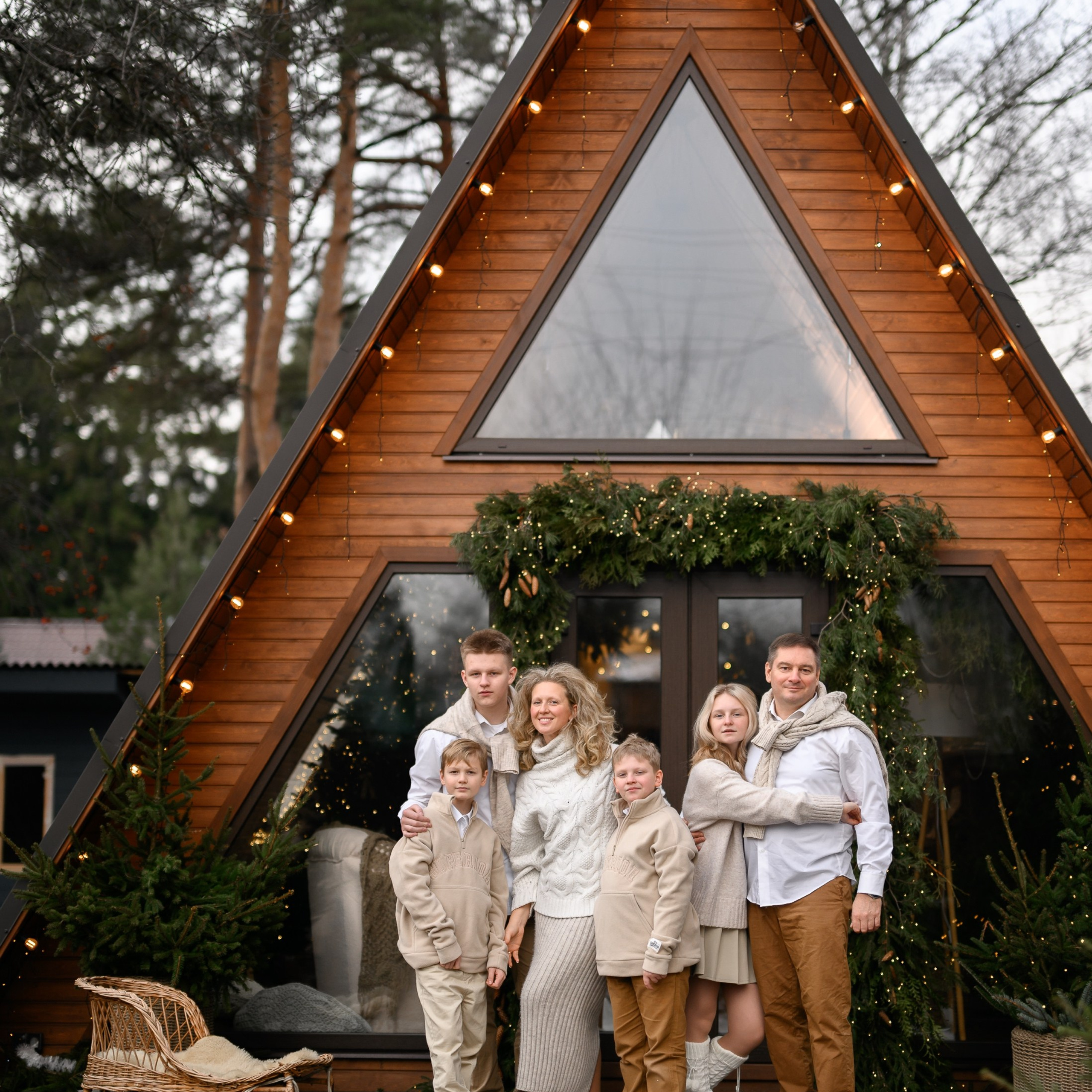 Семейная новогодняя съёмка в а-фрейм доме