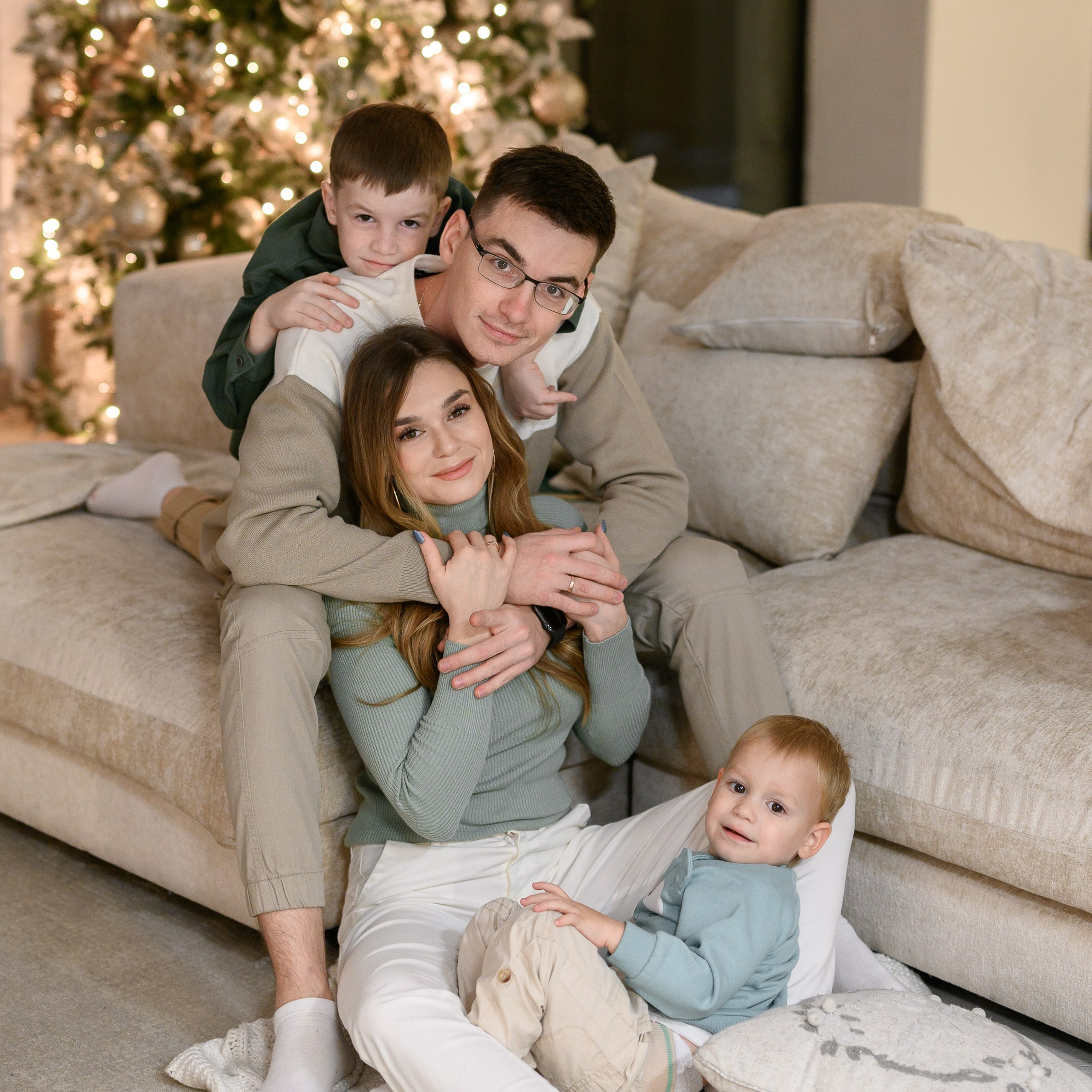 Семейная новогодняя фотосессия в фотостудии Мимика, зал Мия