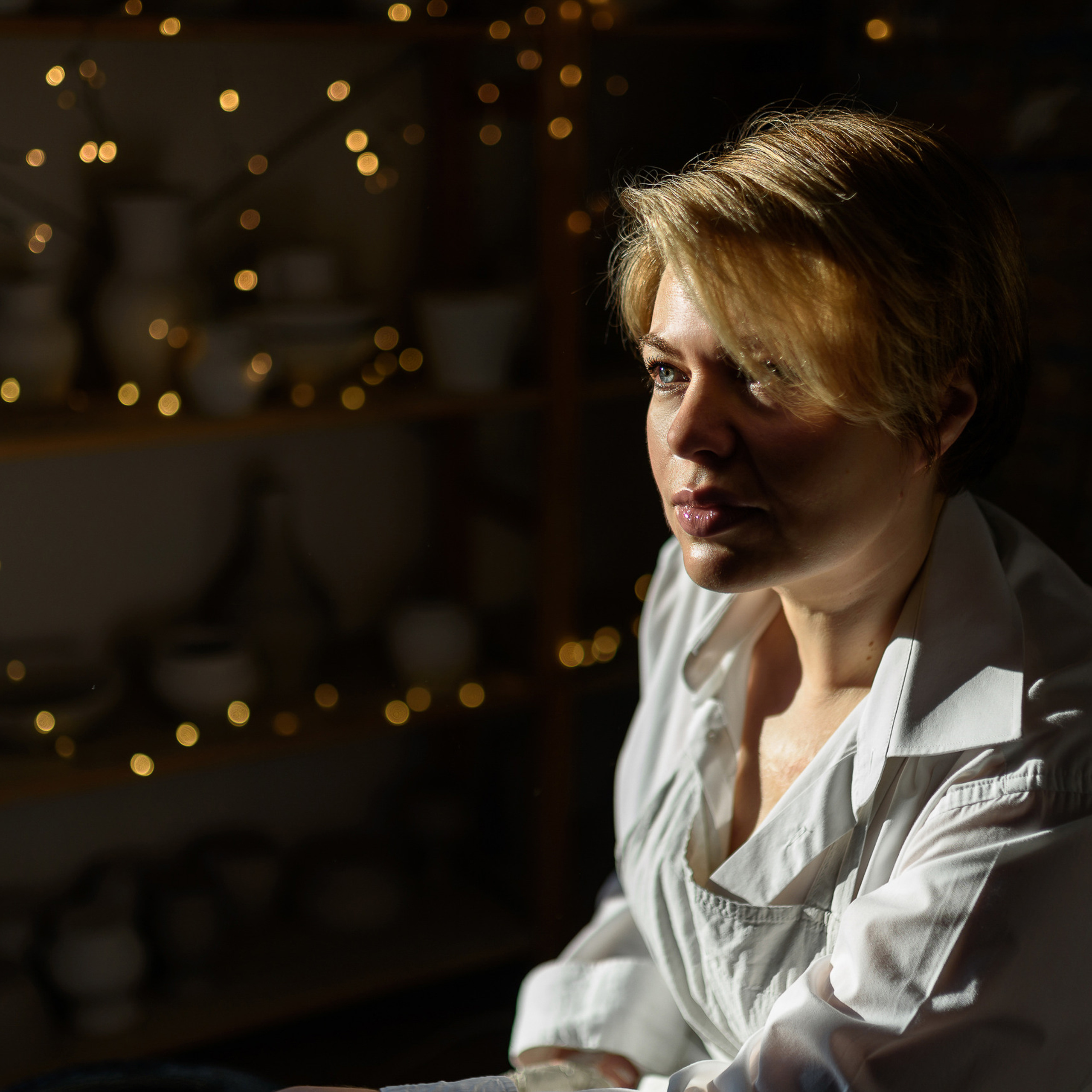 Ольга, фотосессия в гончарной мастерской. Женский портрет и жёсткий свет