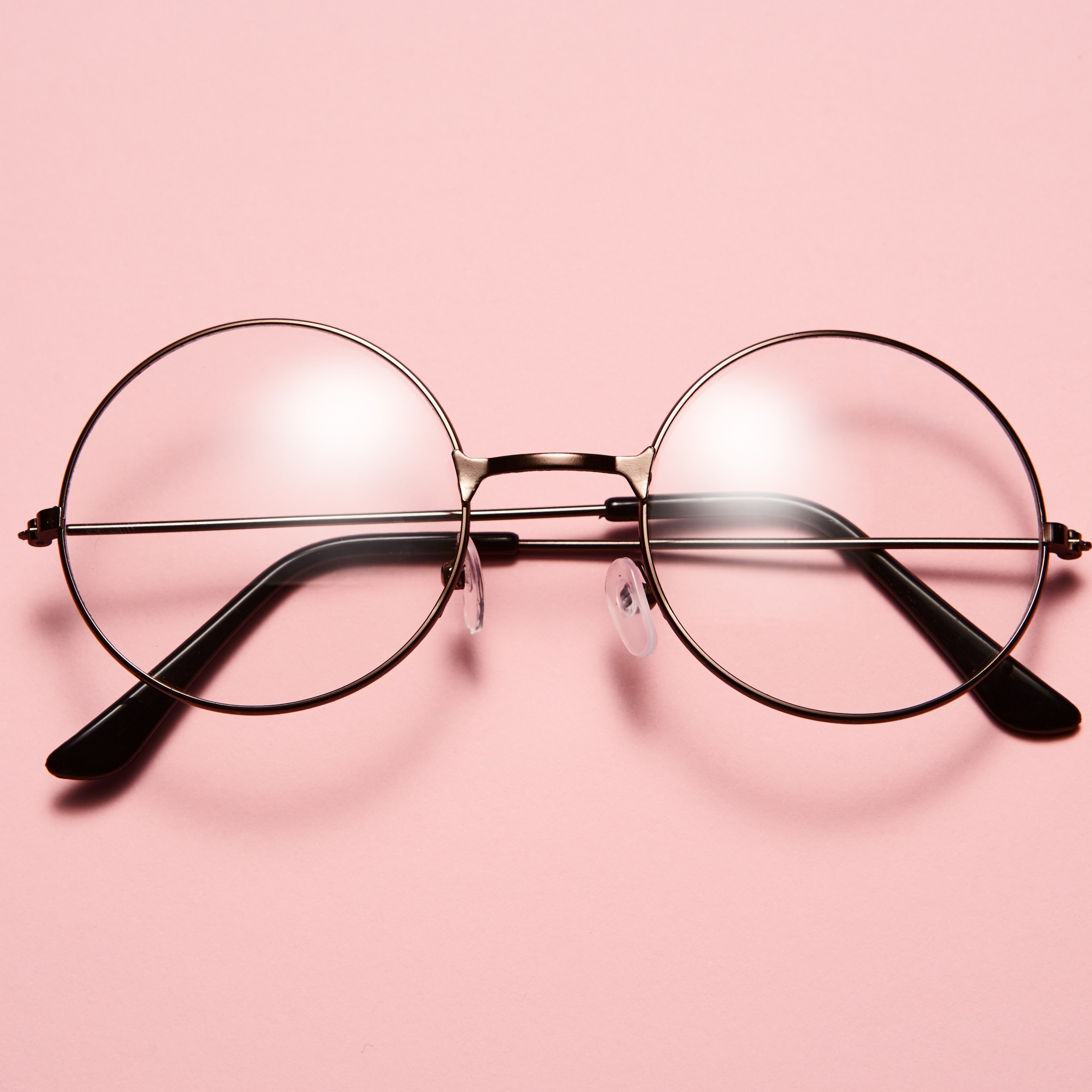 Ильшат Бикмиев — предметный фотограф. Каталог и рекламная съёмка для бизнеса Алматы. Качественные фото для бизнеса, маркетплейсов интернета