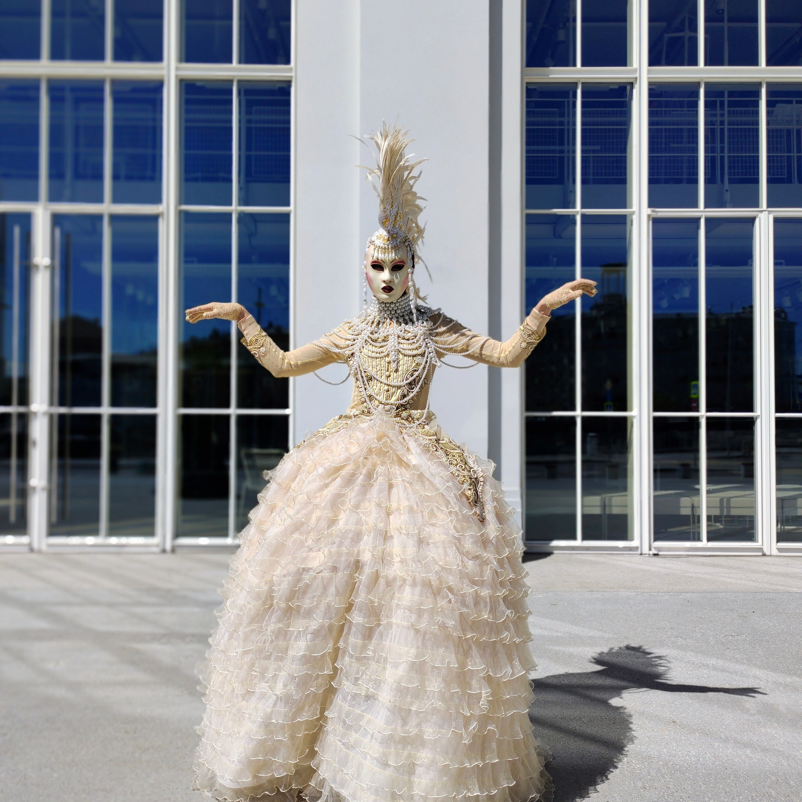 Блог. Фотографии, видео от Лисавлесу. Мимы и Ходулисты на встречу гостей. Москва