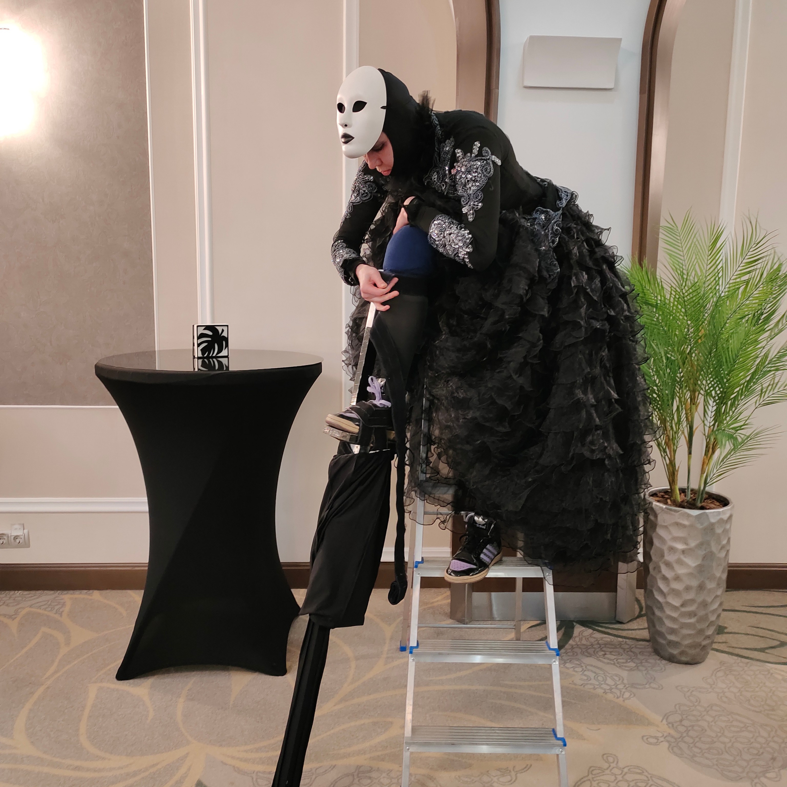 Ходулист-ёлка. Мимы и Ходулисты на встречу гостей. Москва