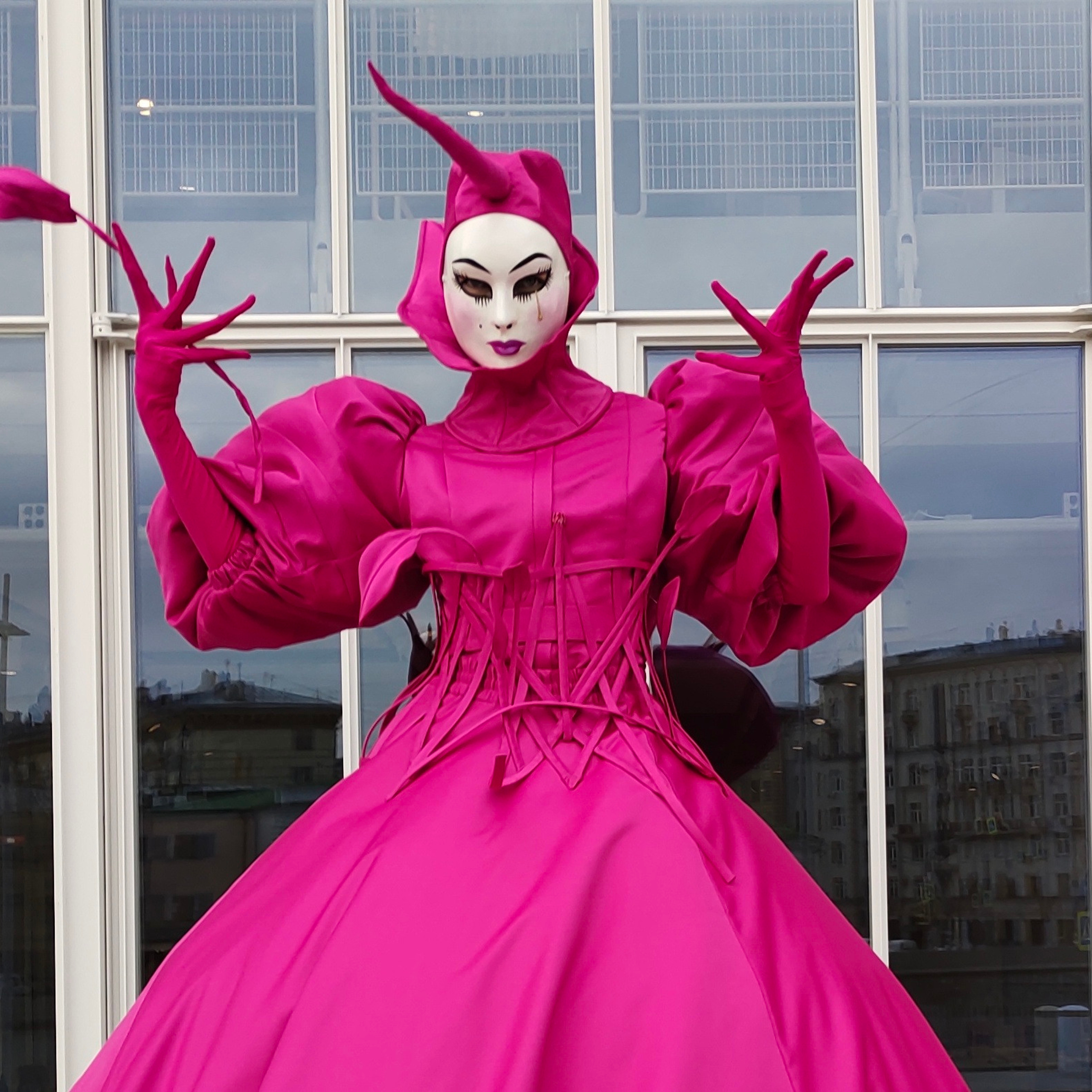 Персонаж белая Бабочка. Мимы и Ходулисты на встречу гостей. Москва