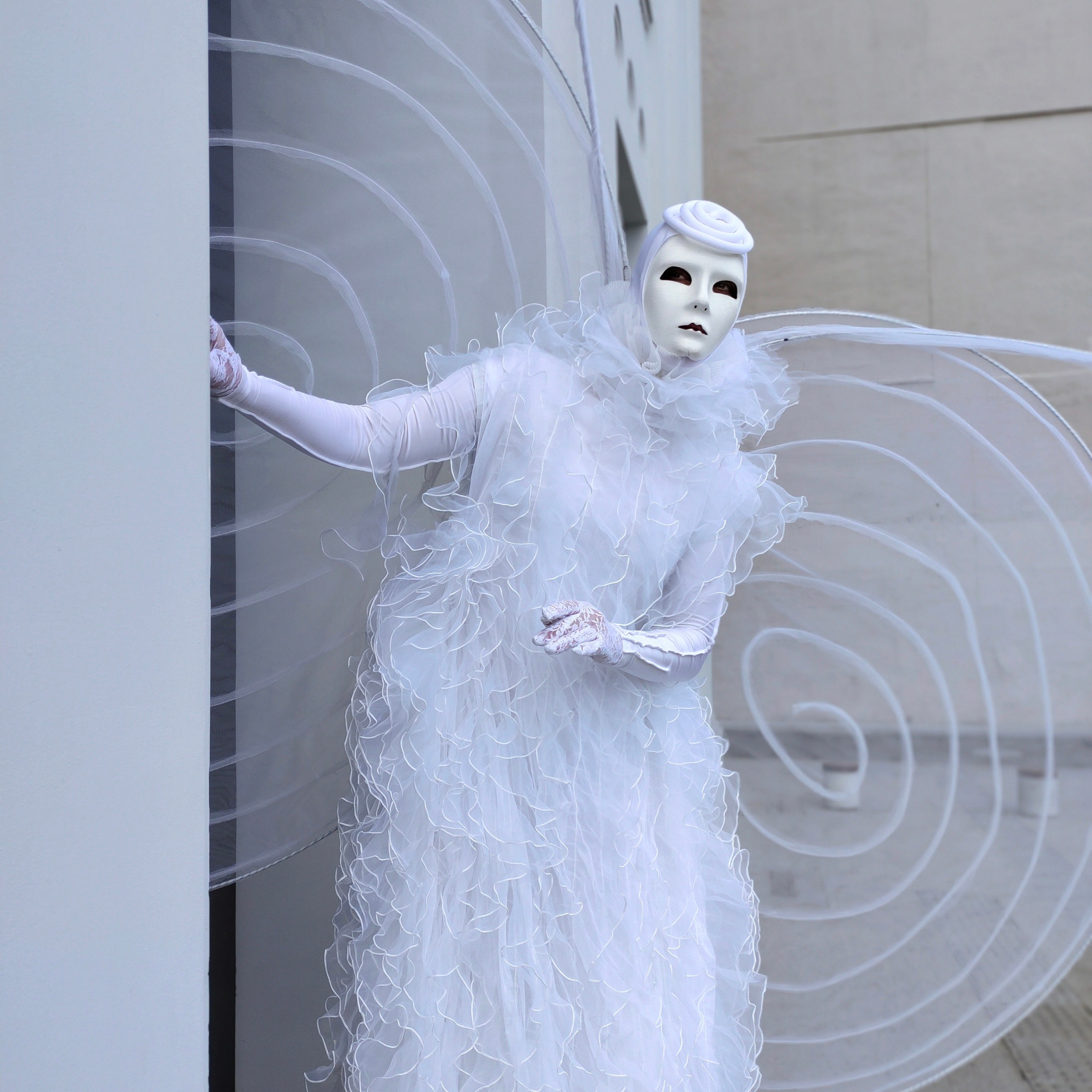 Персонаж чёрная Ворона. Мимы и Ходулисты на встречу гостей. Москва