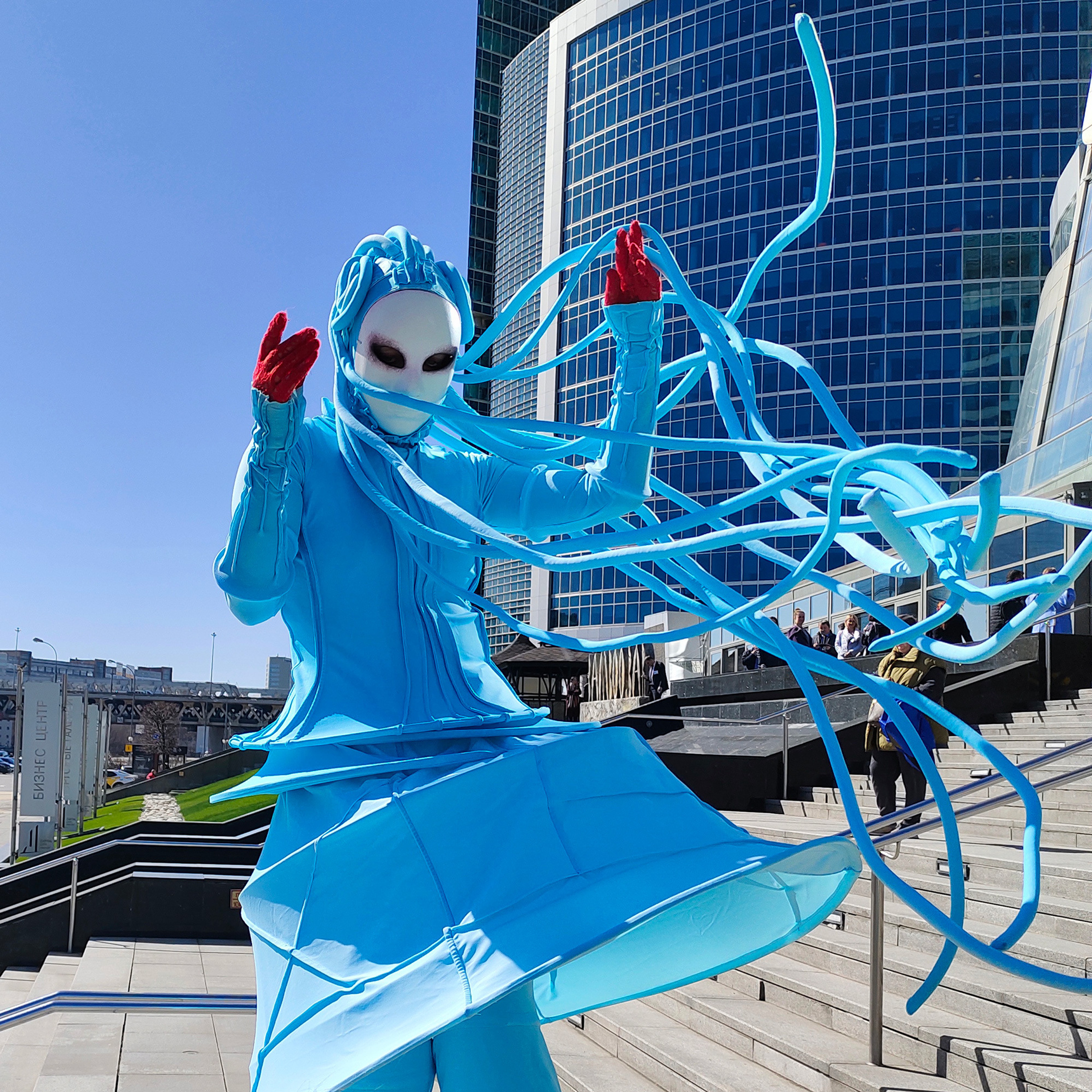 Блог. Фотографии, видео от Лисавлесу. Мимы и Ходулисты на встречу гостей. Москва