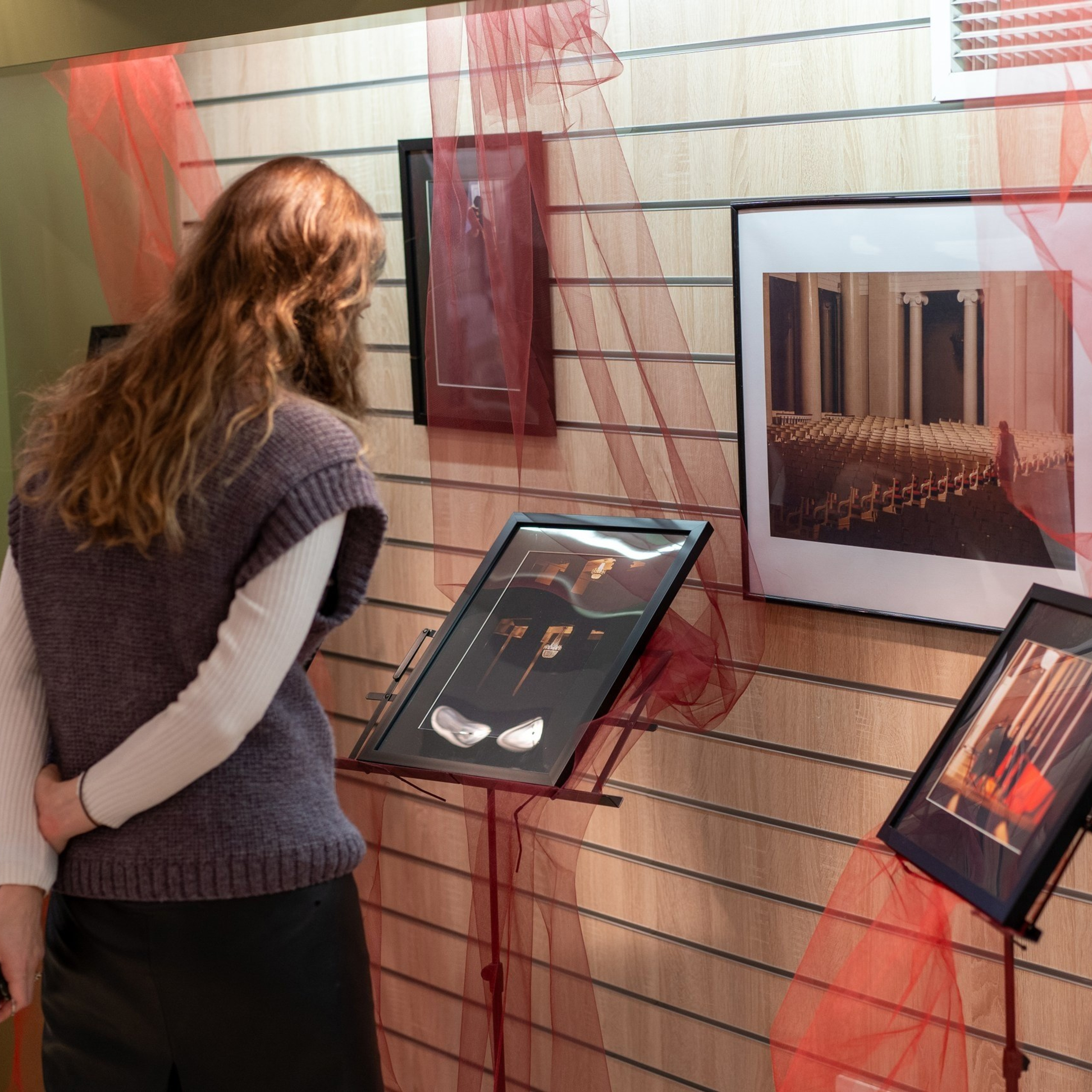 «Снаружи и внутри». Коллективная выставка. 20.03-04.04.24