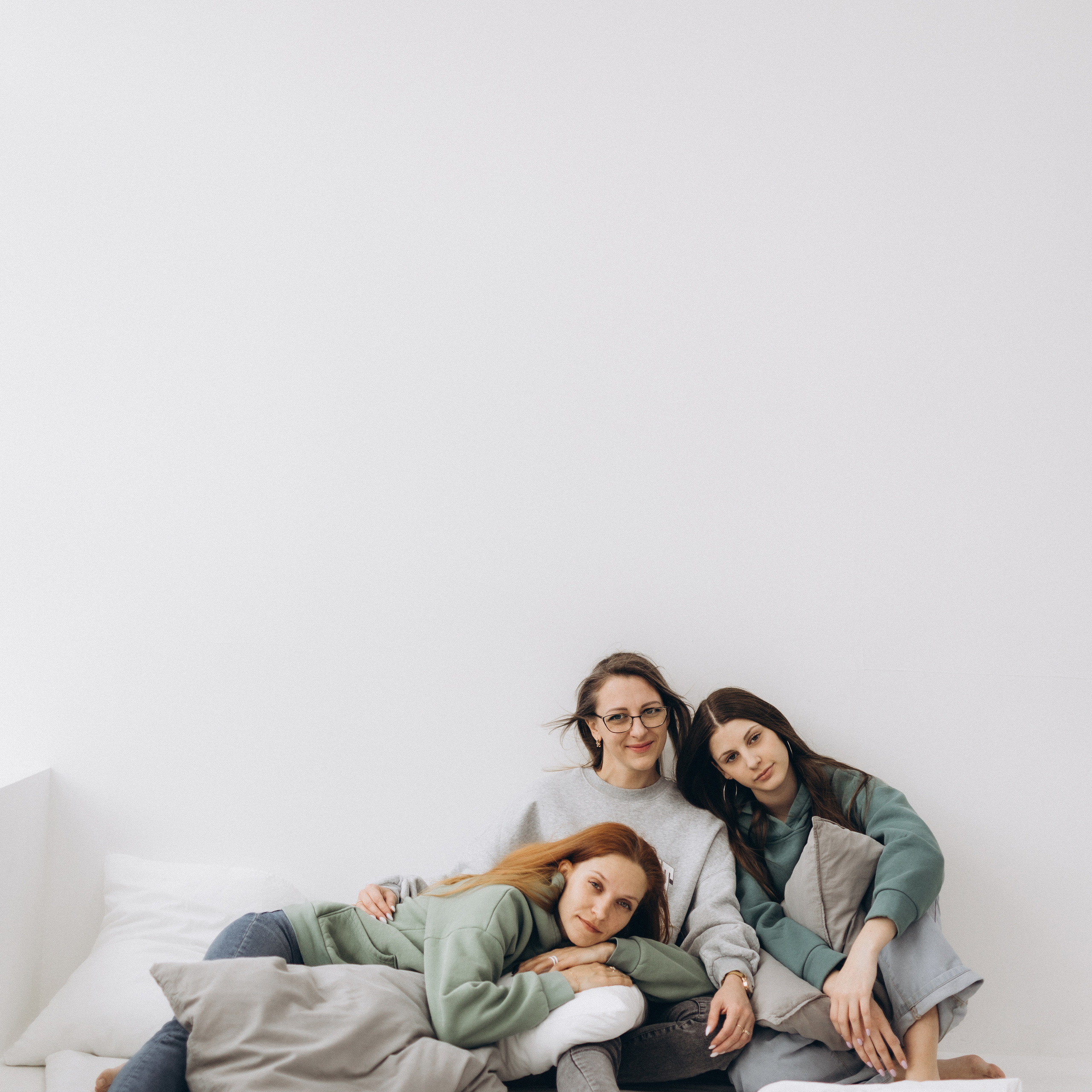 Студия. Только девочки.