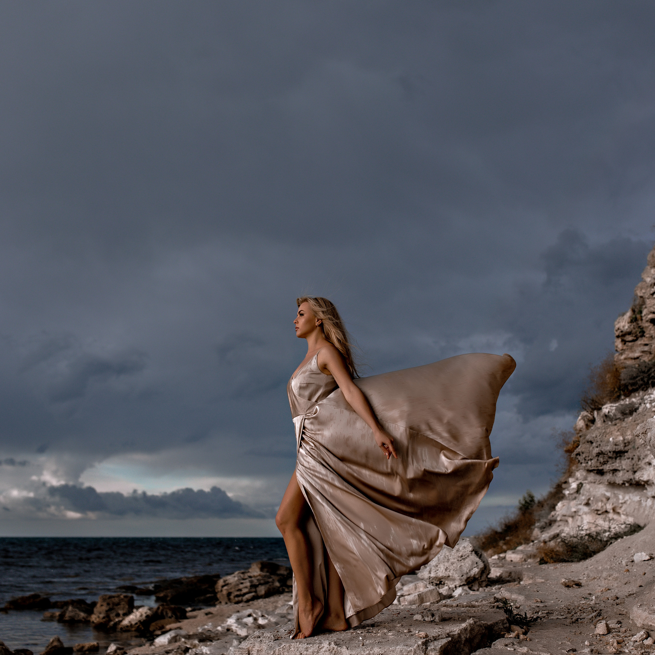 Выездная фотосессия в скалах у моря