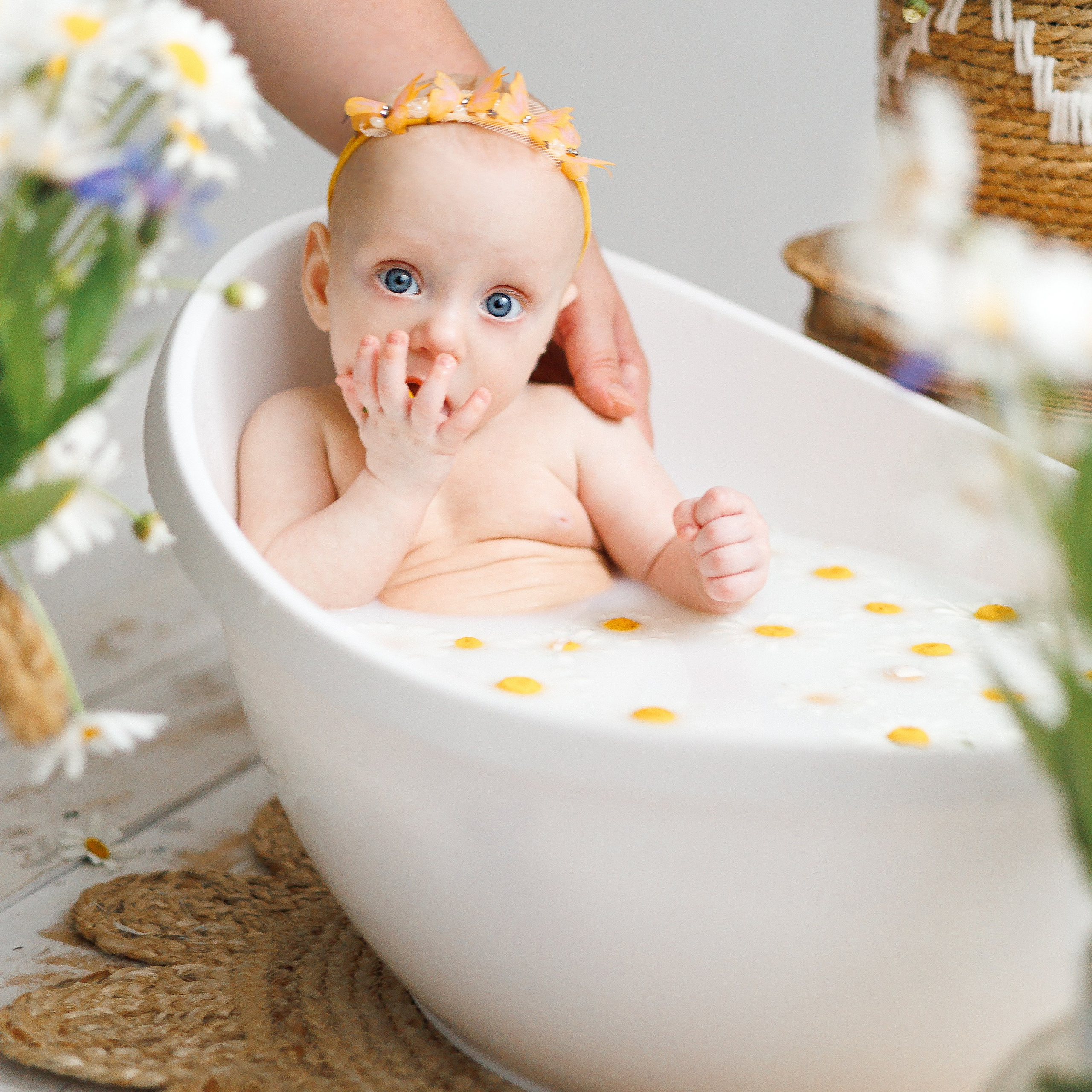 Молочные купания с ромашками. Фотограф новорождённых в Йошкар-Оле Ильмира Сидоркина