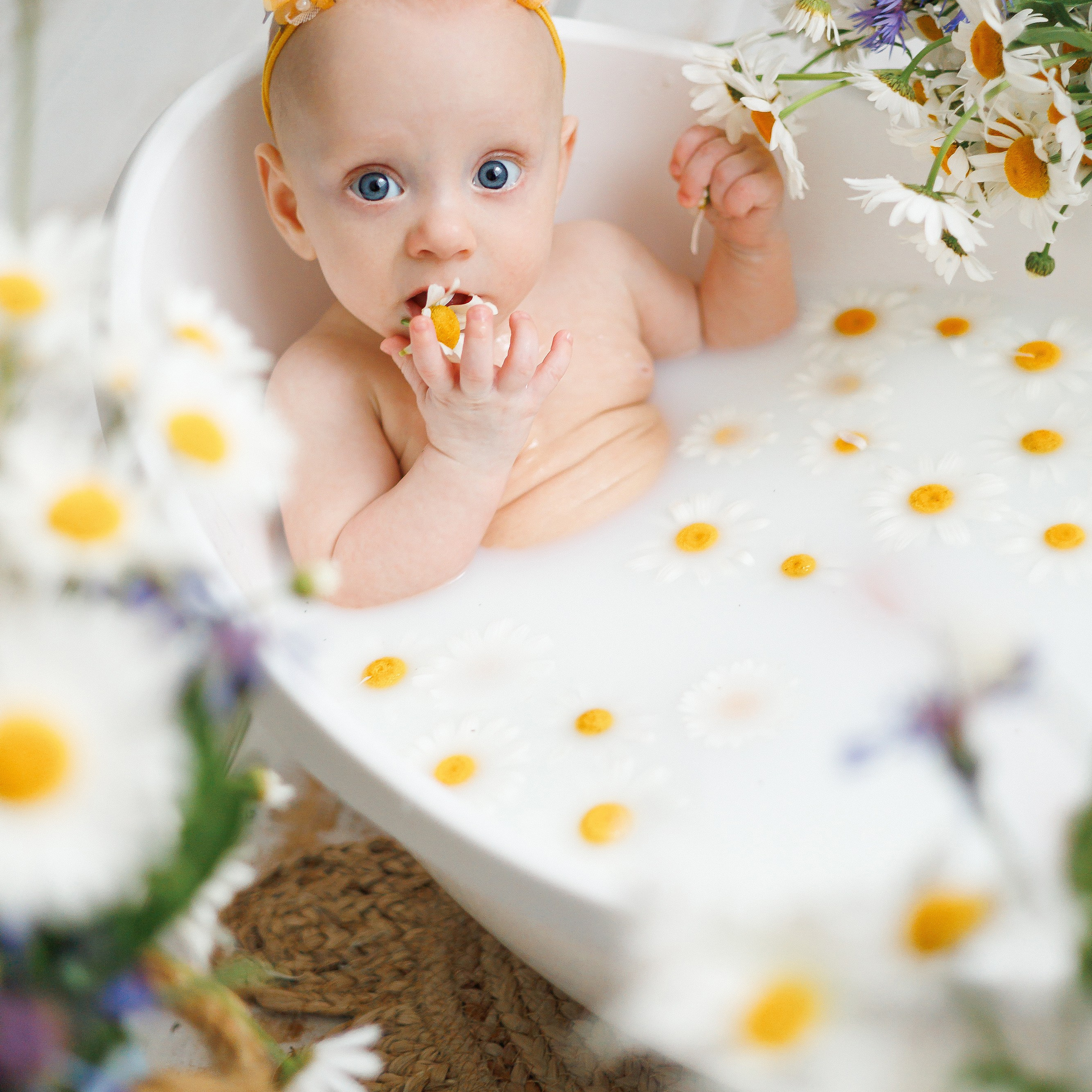 Молочные купания с ромашками. Фотограф новорождённых в Йошкар-Оле Ильмира Сидоркина