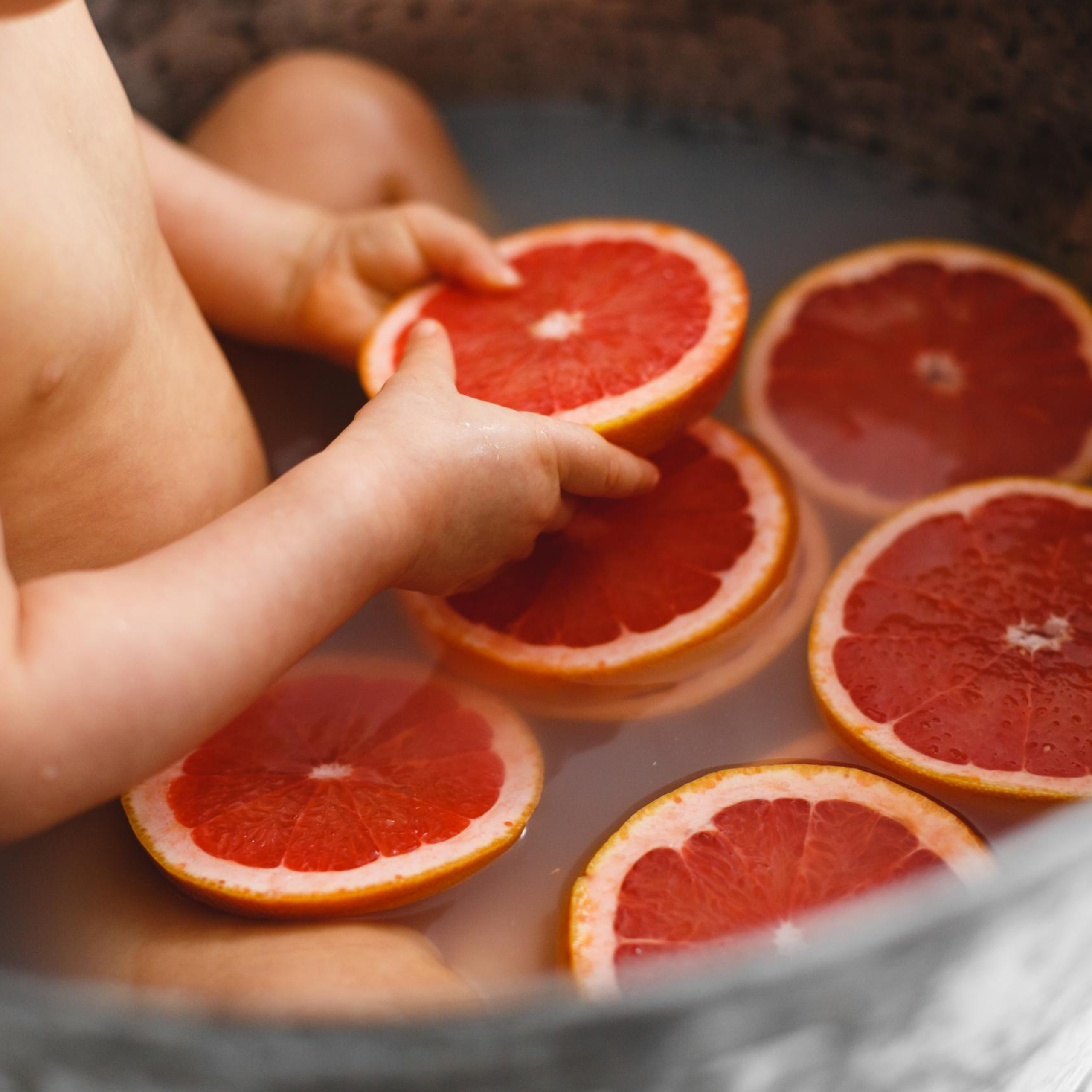 Первый тортик Полины. Детская фотостудия «Лиммеридж» в Санкт-Петербурге